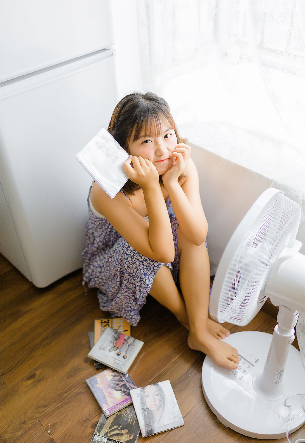 夏天美女迷人吊带裙养眼写真图片