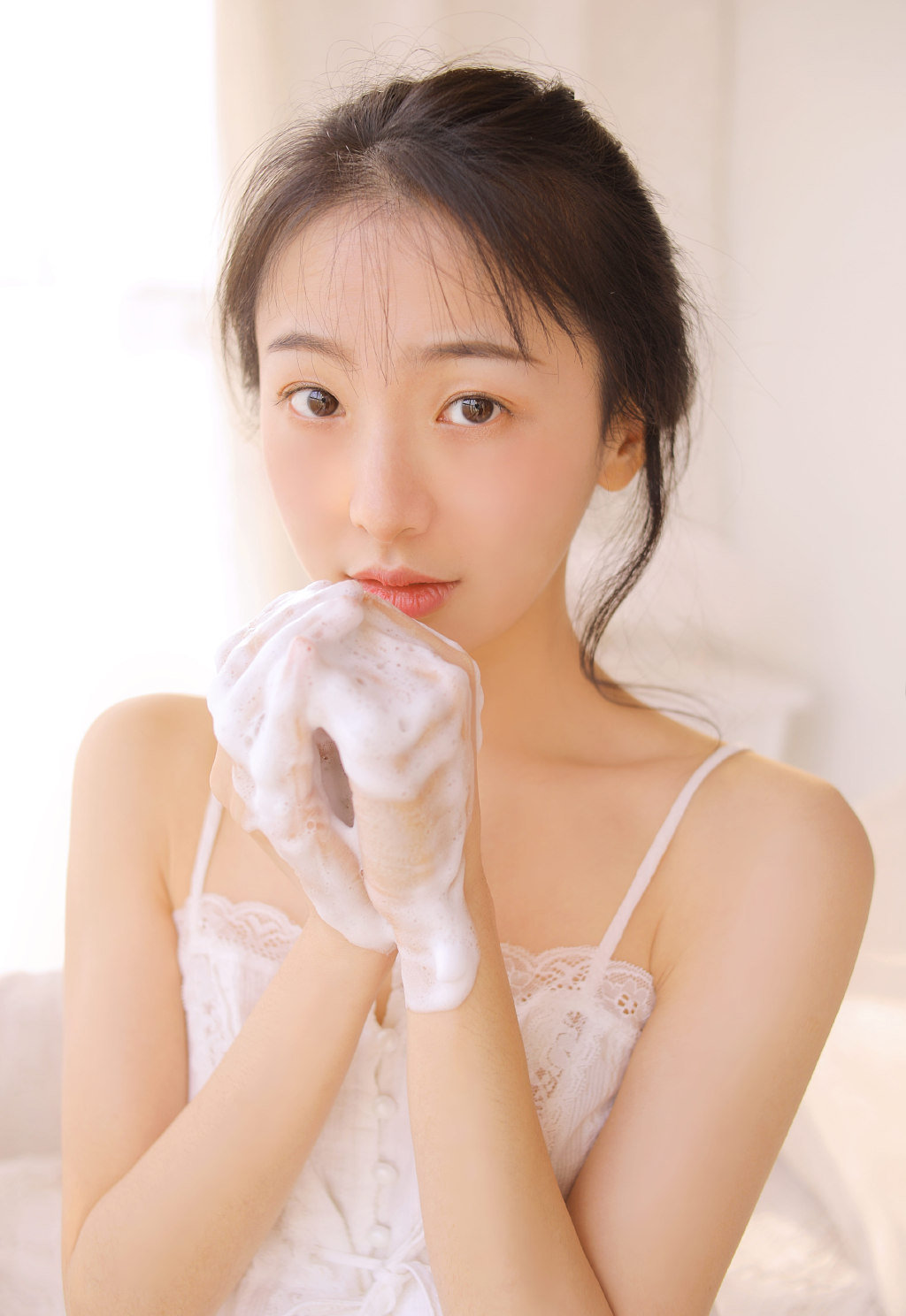 甜美性感吊带美女白净可爱写真