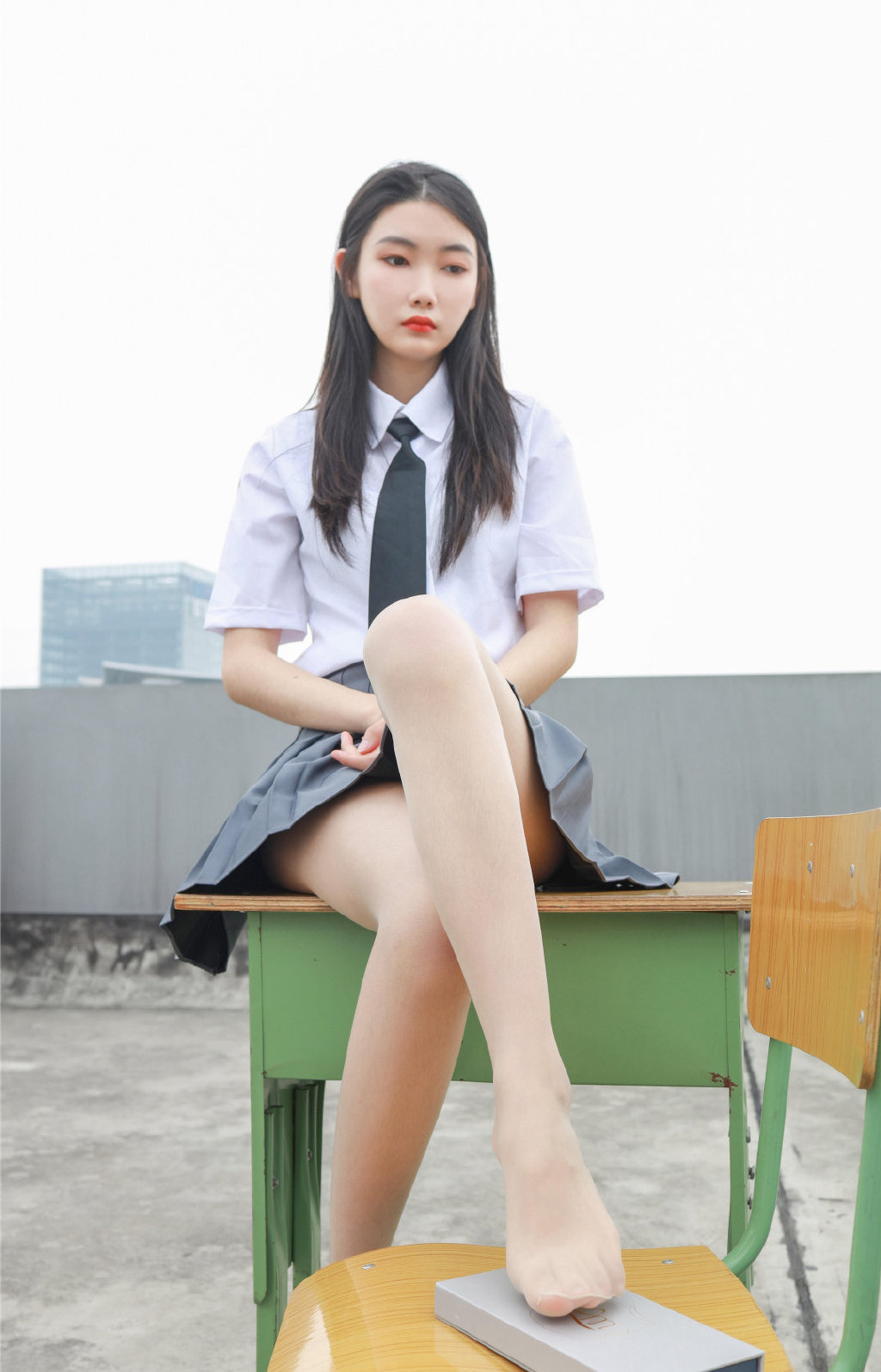 清纯美女学生妹天台课桌制服写真