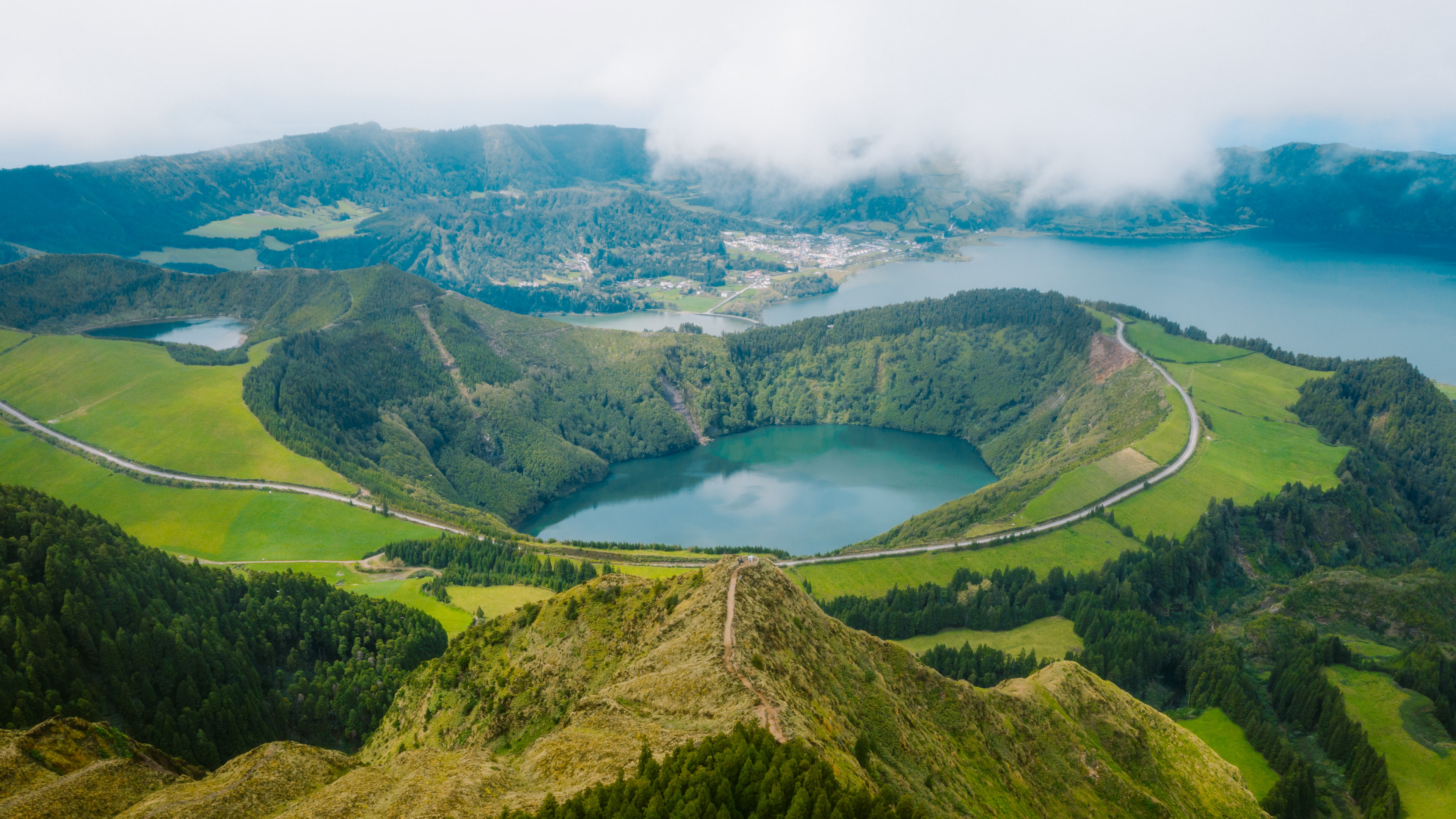 火山湖风景图片桌面壁纸