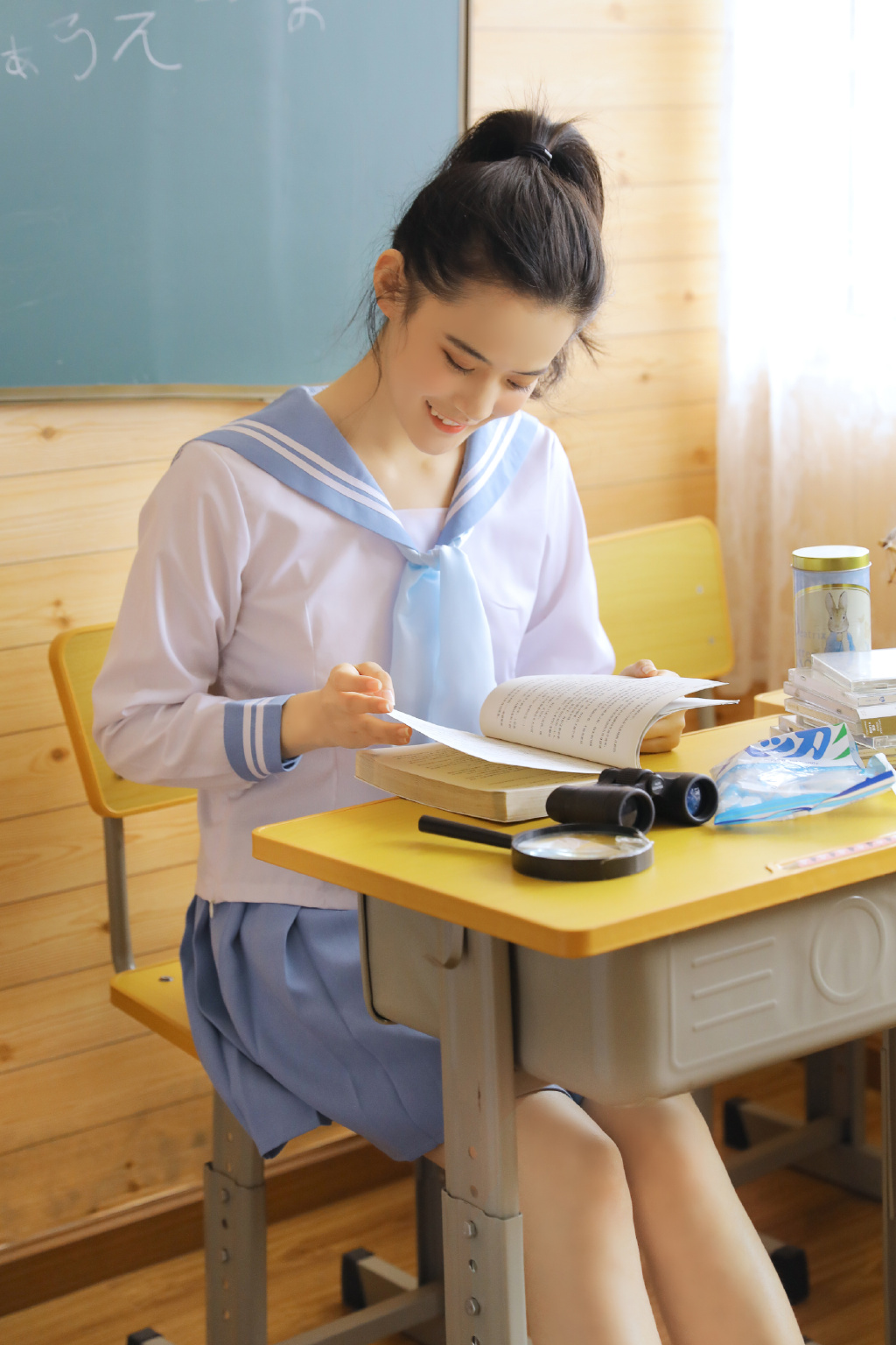 性感高清制服美女教室写真照图片