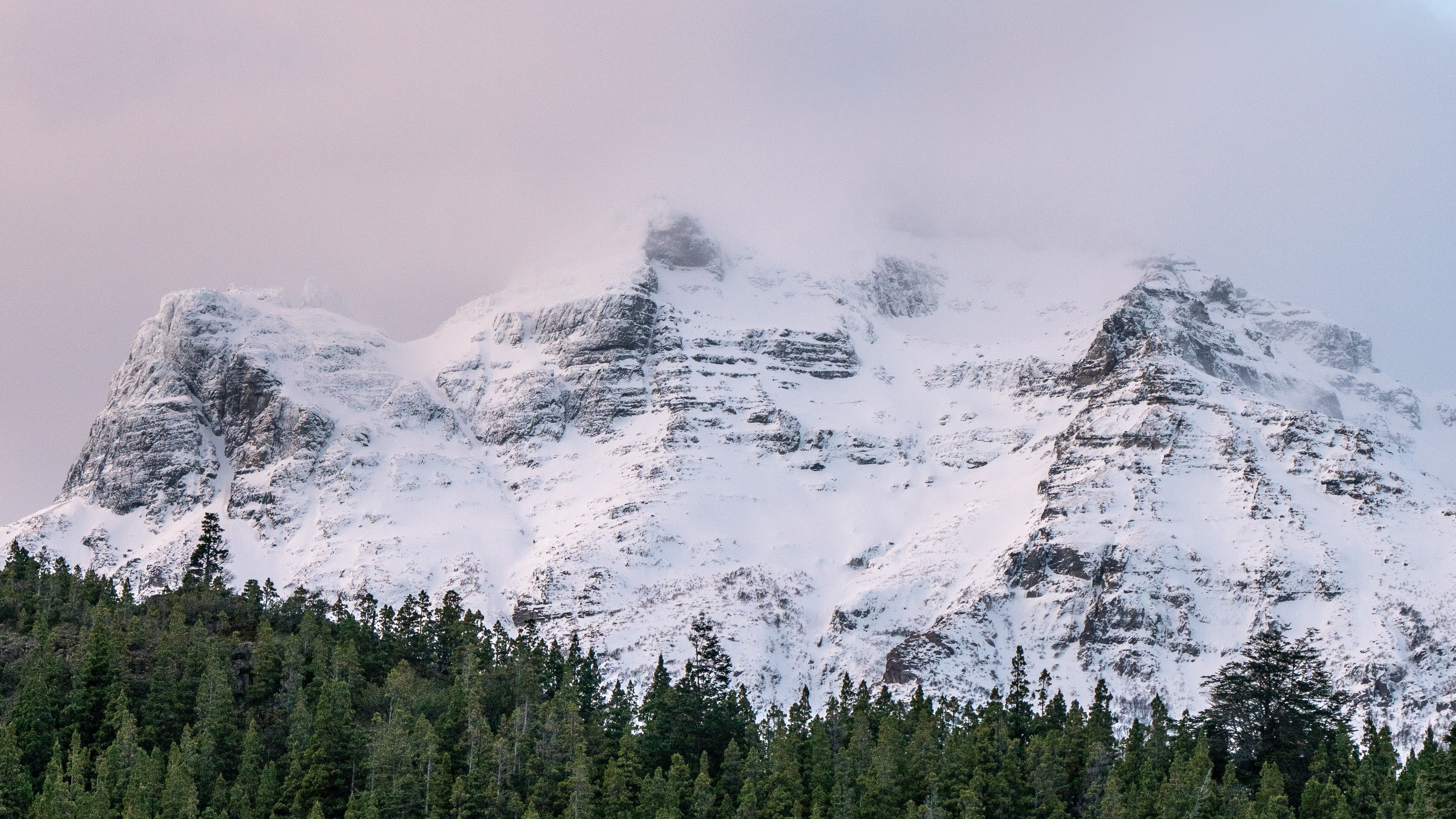 陡峭的山峰雪景图片桌面壁纸