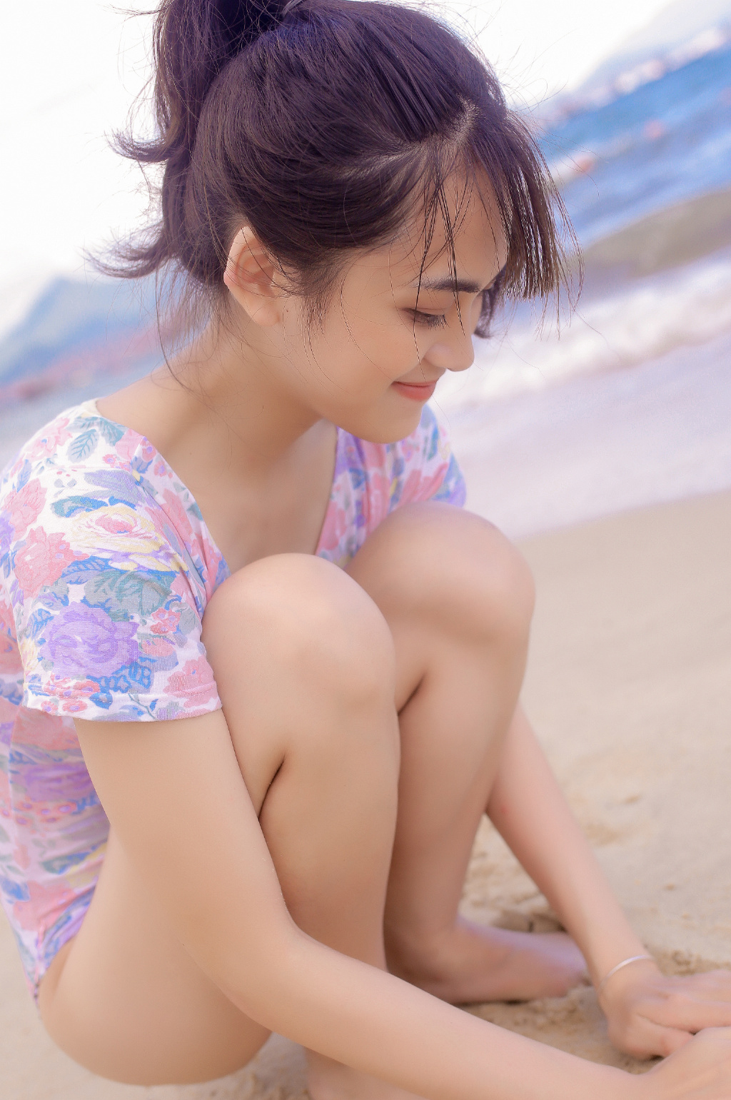 连体泳衣美女海边俏皮性感写真