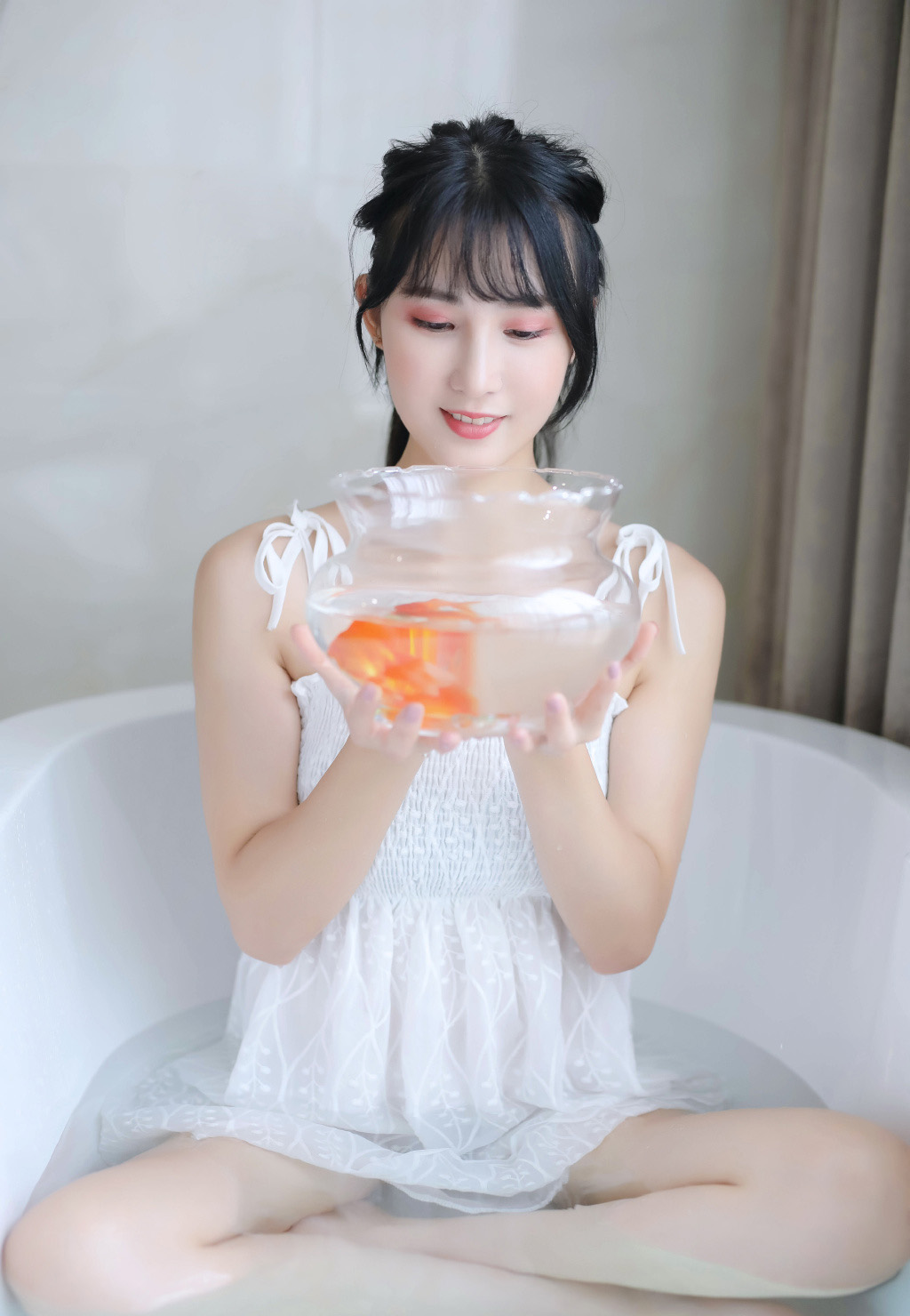 浴缸美女湿身诱惑大胆艺术写真