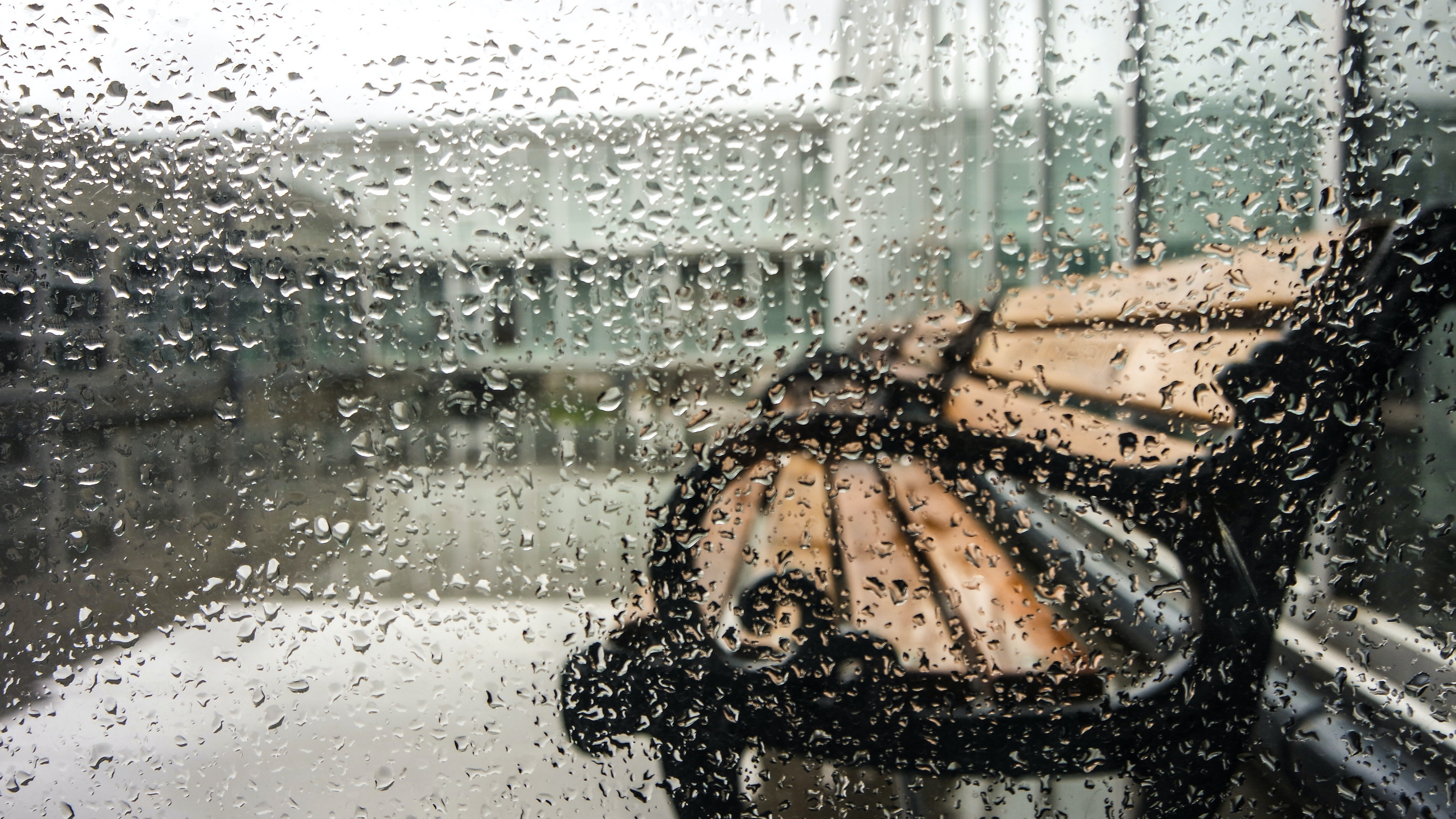 玻璃上的雨滴图片桌面壁纸