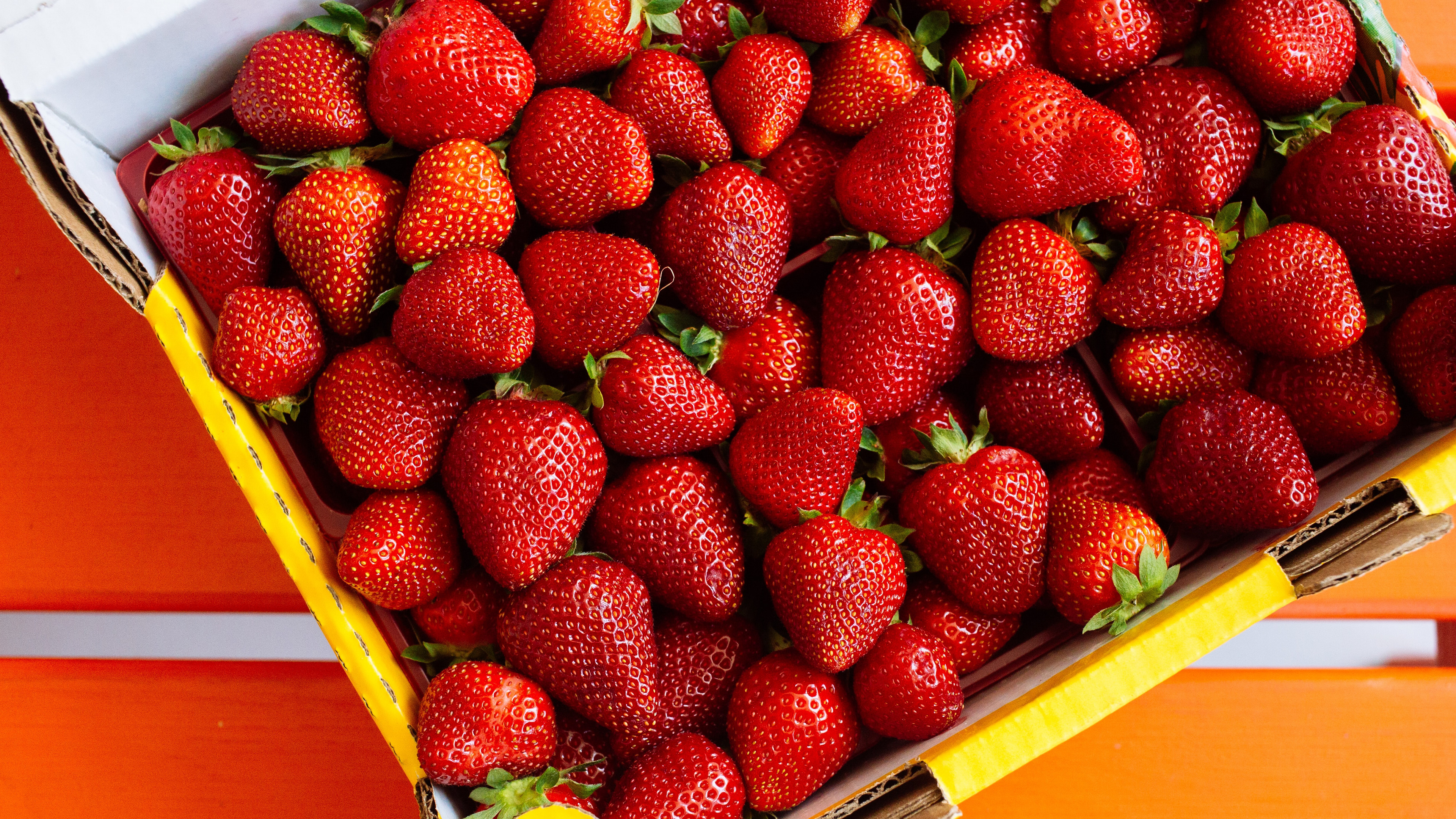 酸酸甜甜的草莓图片桌面壁纸