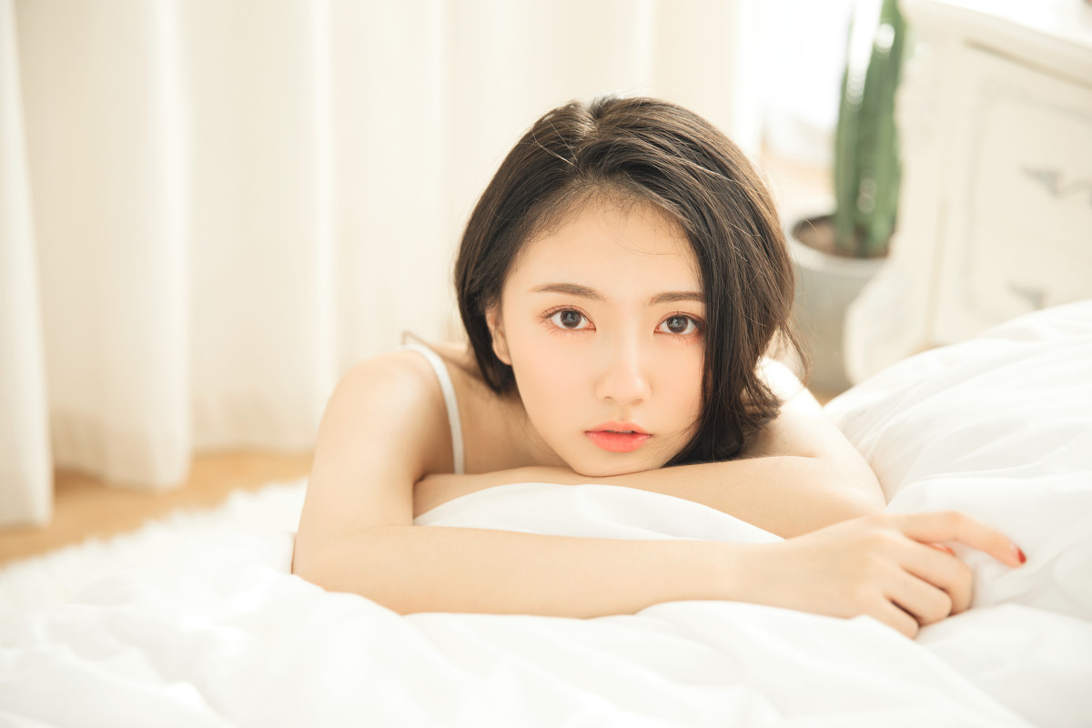 吊带美女诱人性感私房美女写真