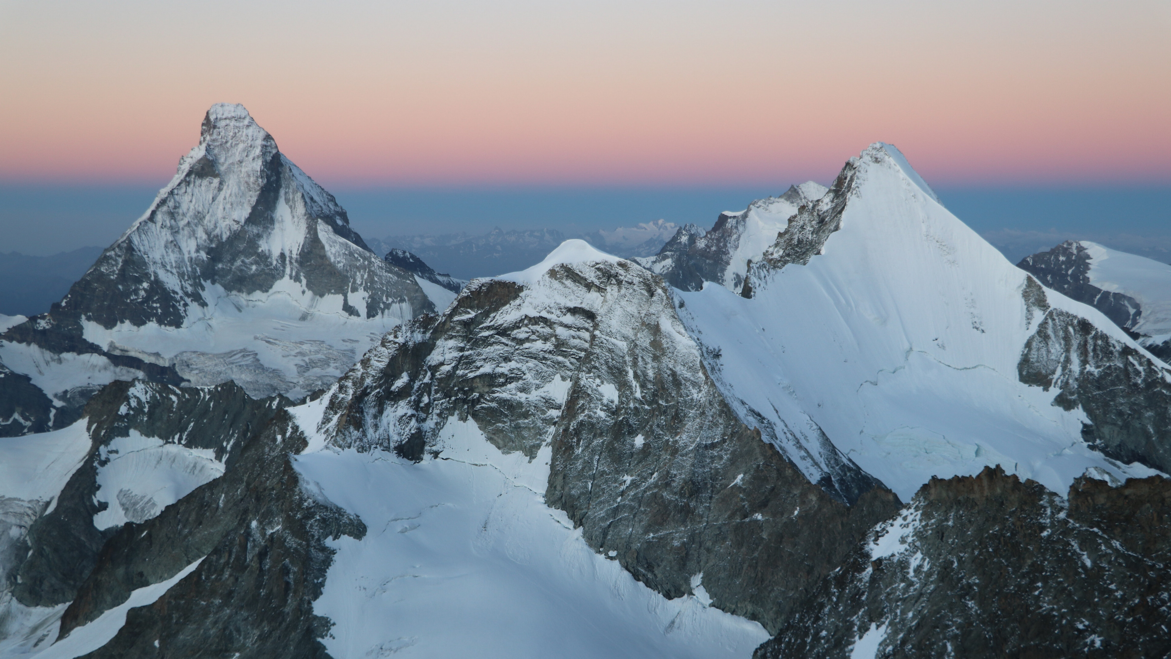 陡峭的山峰雪景图片桌面壁纸