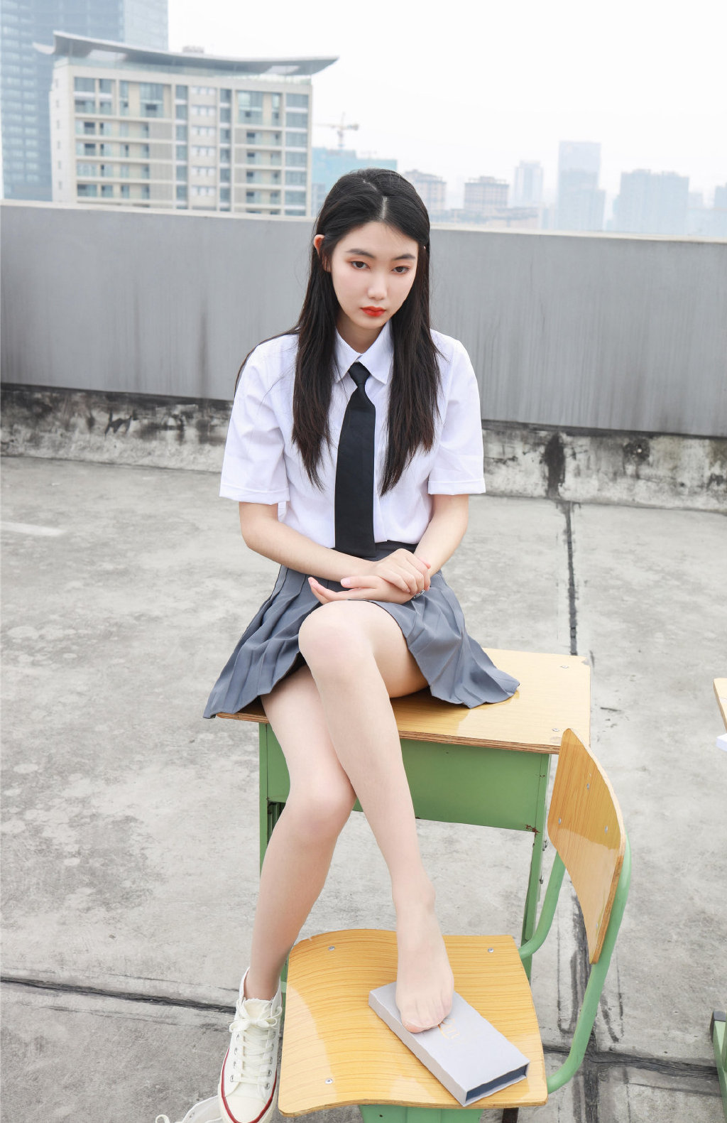 清纯美女学生妹天台课桌制服写真