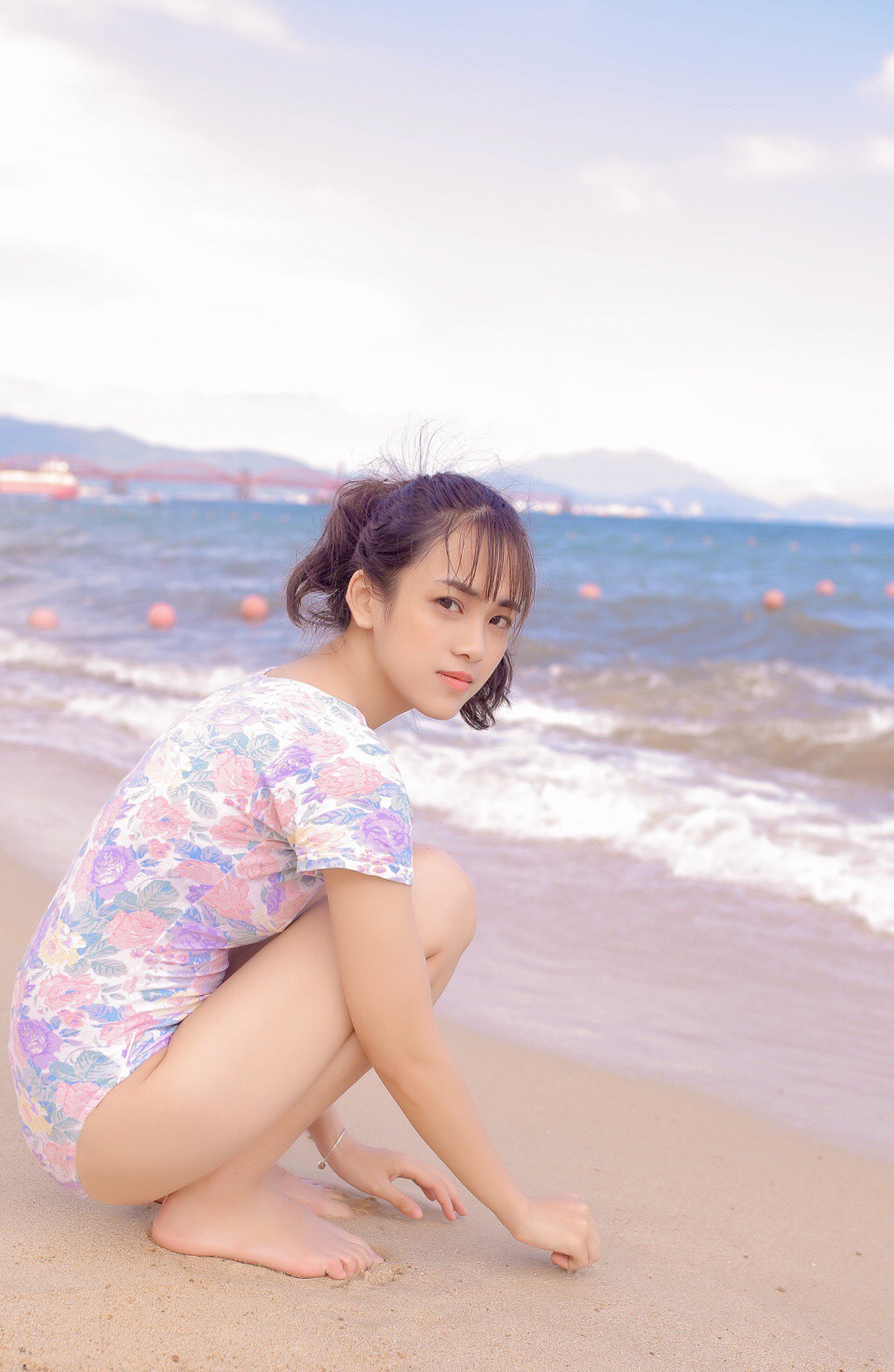 连体泳衣美女海边俏皮性感写真