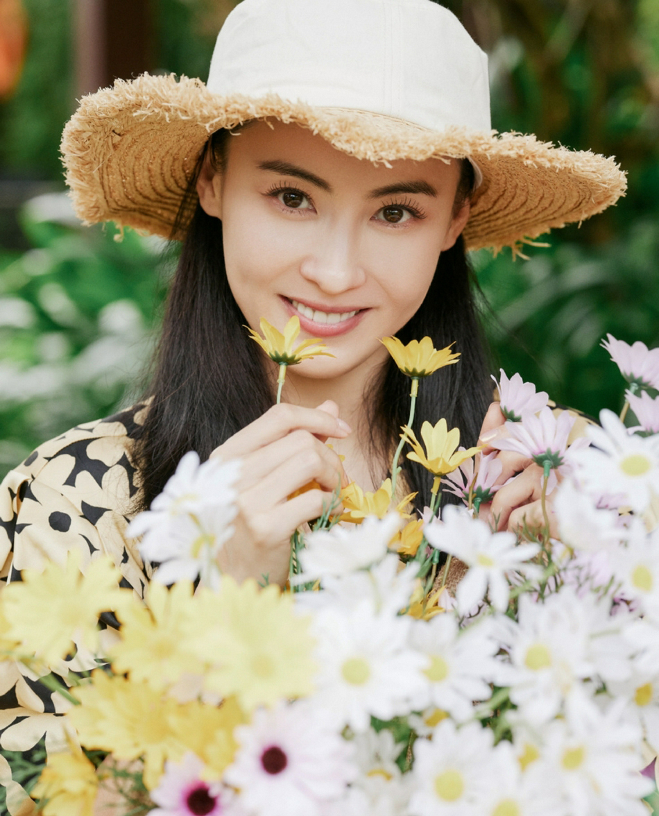 张柏芝白色衬衫裙优雅气质写真