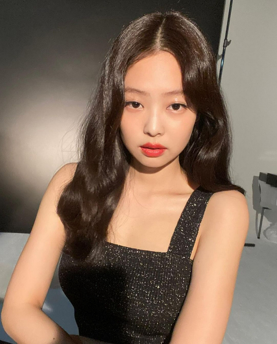 JENNIE热辣红唇小黑裙性感图片