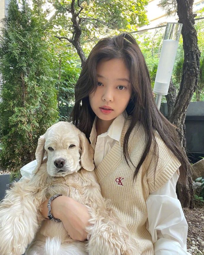 JENNIE白色背心假日造型