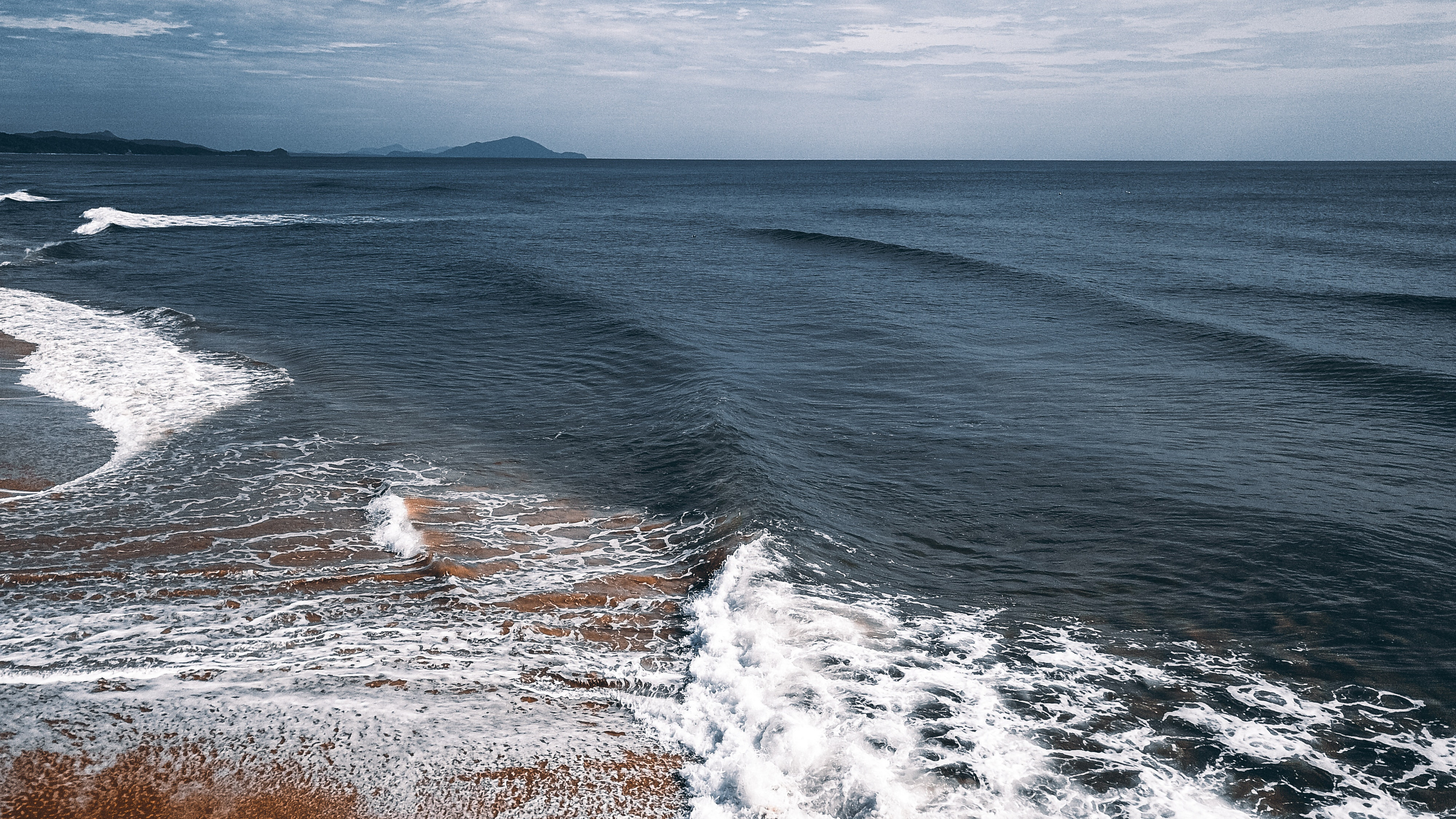 奔腾的海浪浪花图片桌面壁纸