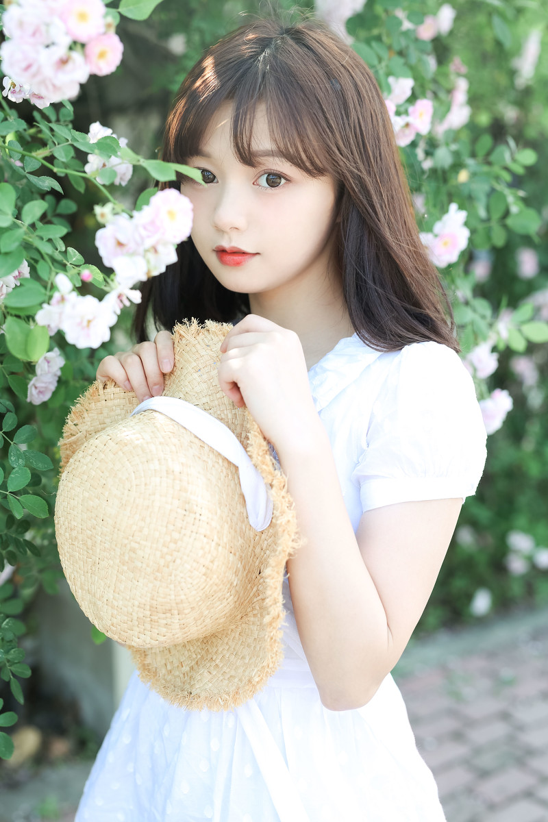 夏季草帽美女唯美花海写真图片