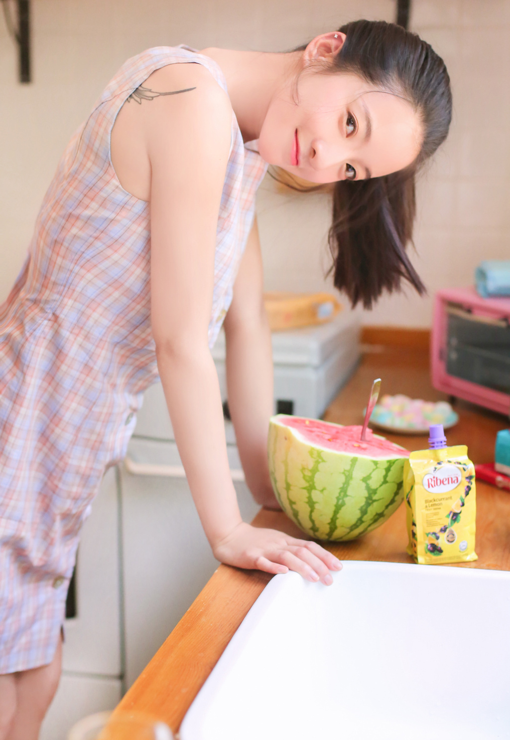 西瓜女孩清凉夏日清新甜美写真