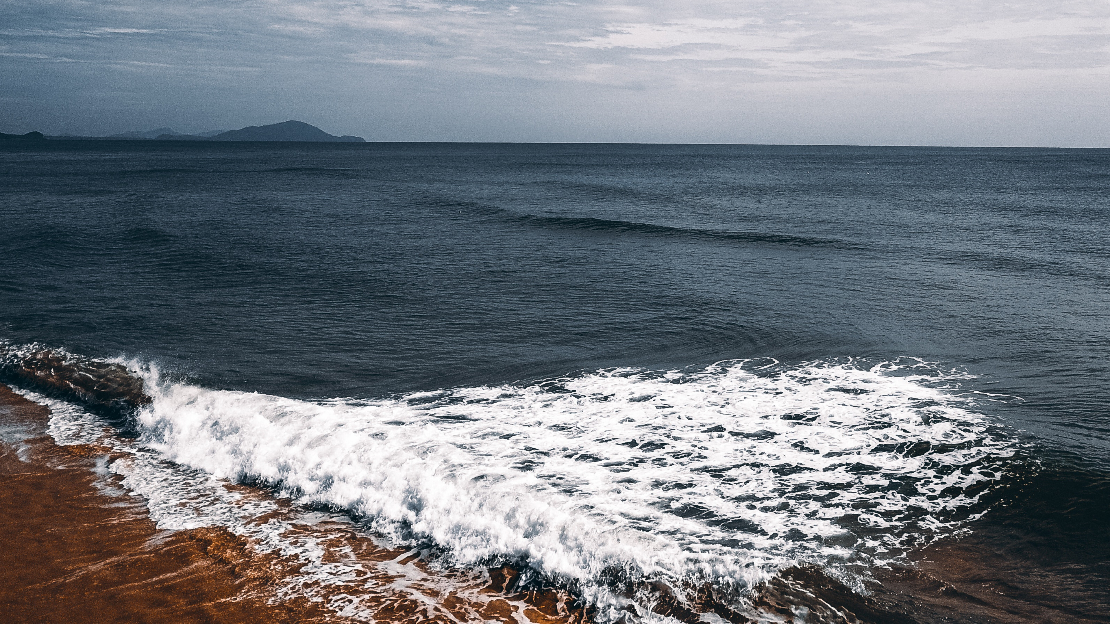 奔腾的海浪浪花图片桌面壁纸