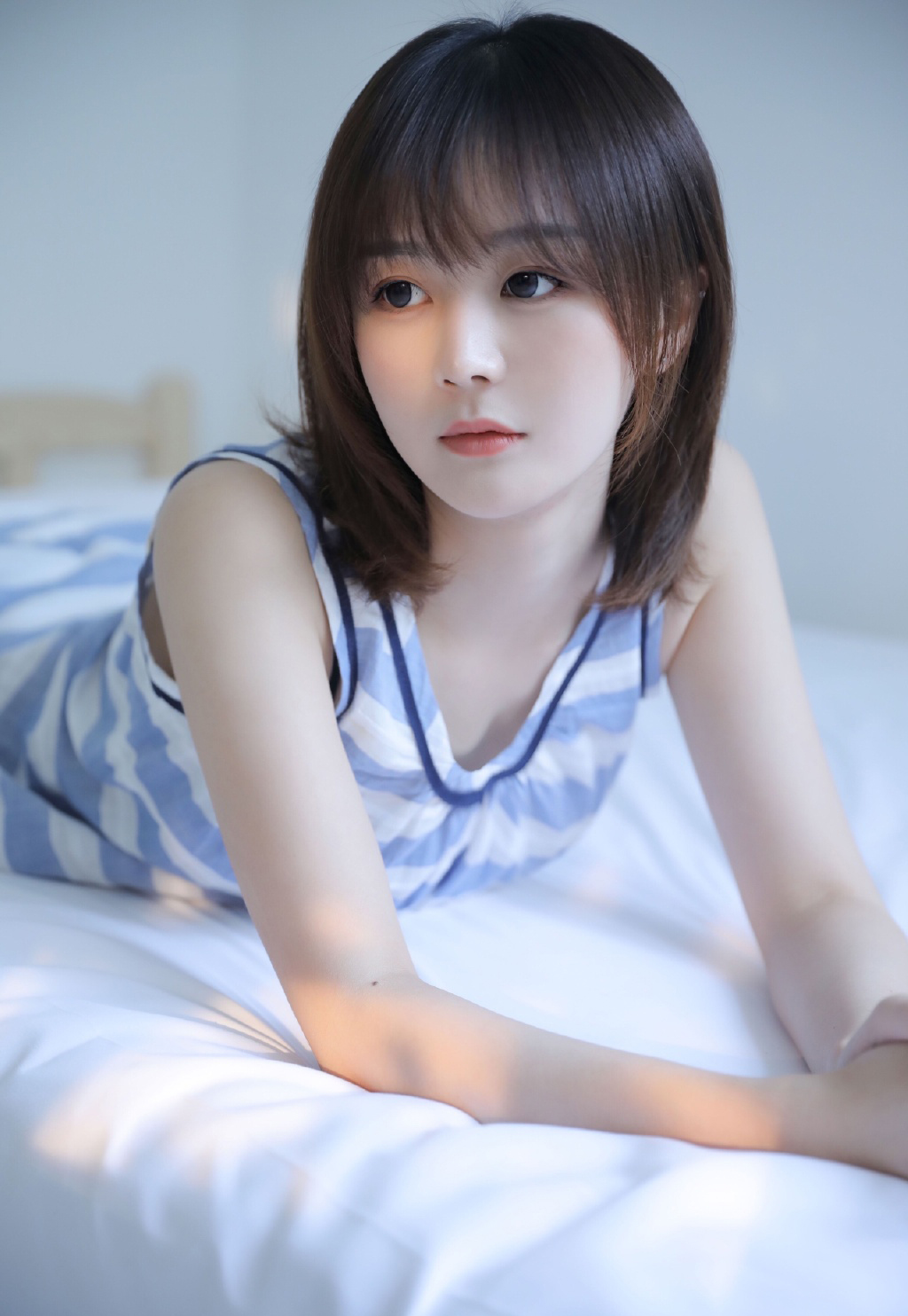 温柔阳光美女性感写真图片