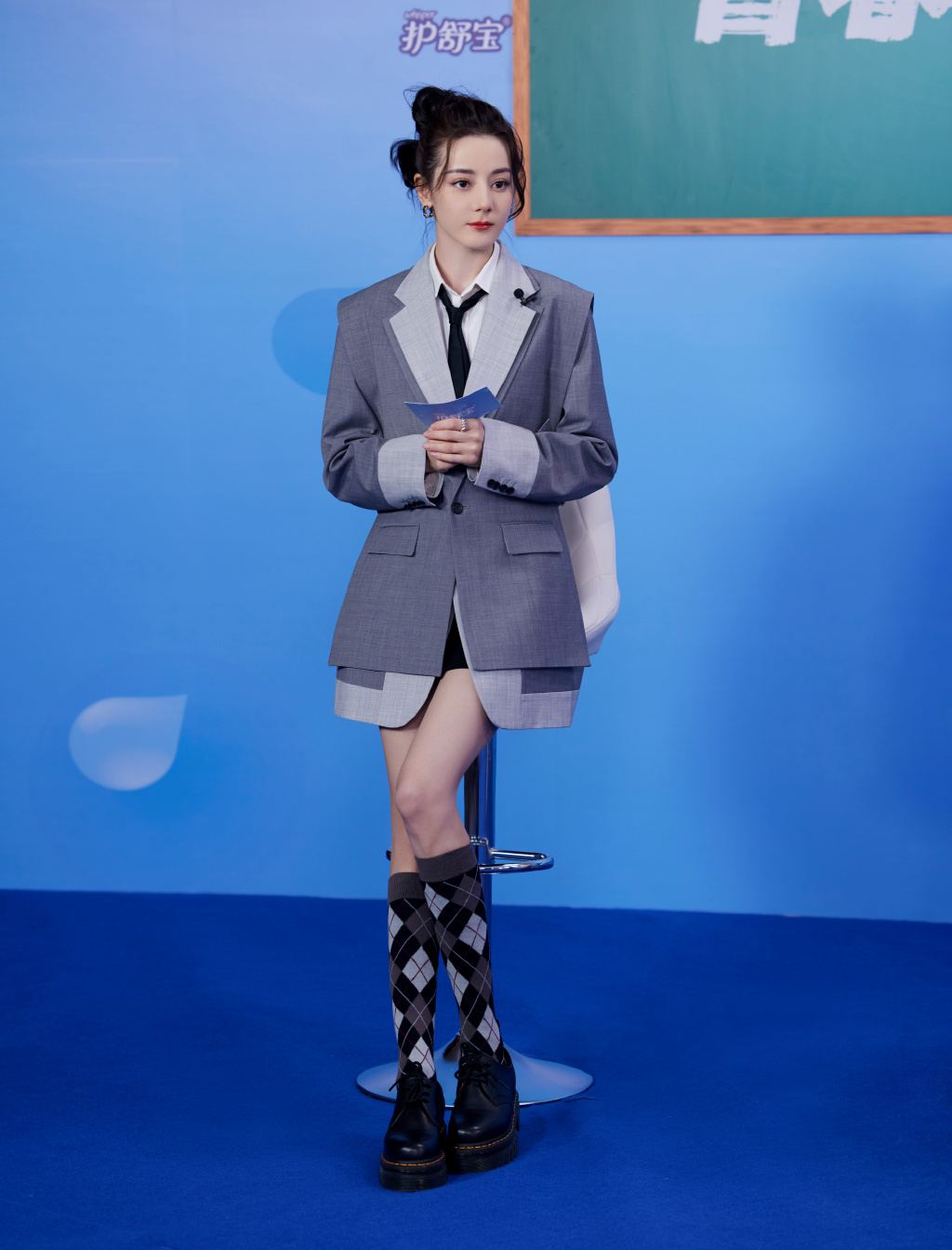 美女迪丽热巴学院制服写真图片