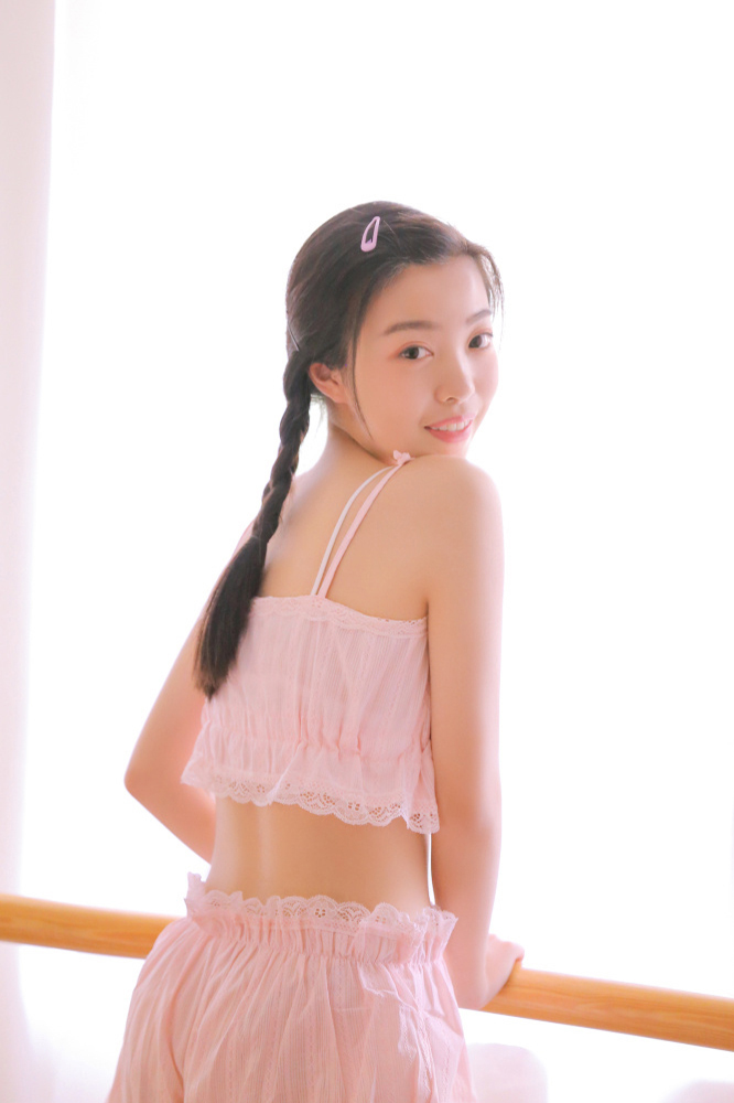 蕾丝吊带美女诱人性感居家写真