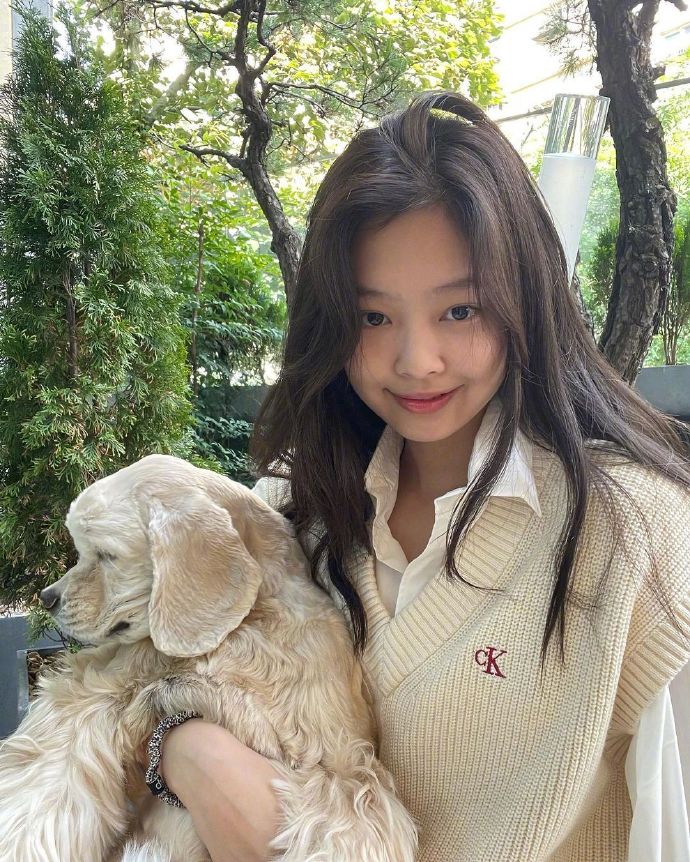 JENNIE白色背心假日造型