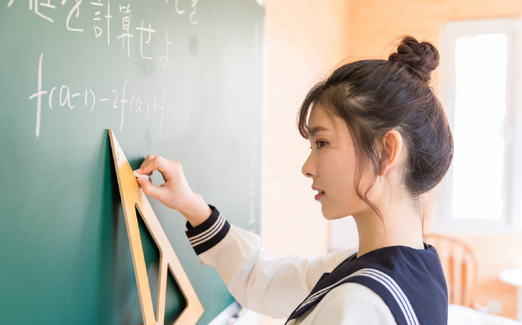 瓜子脸美女学生妹海军制服诱惑写真