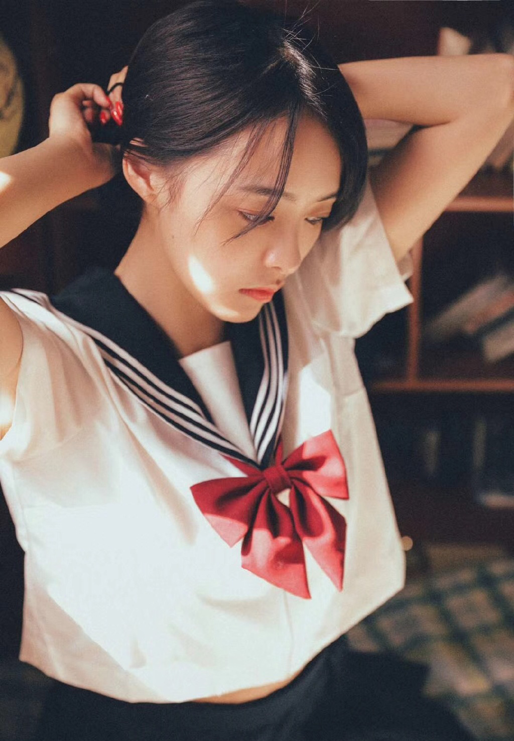 穿着黑丝袜的制服美女写真照片