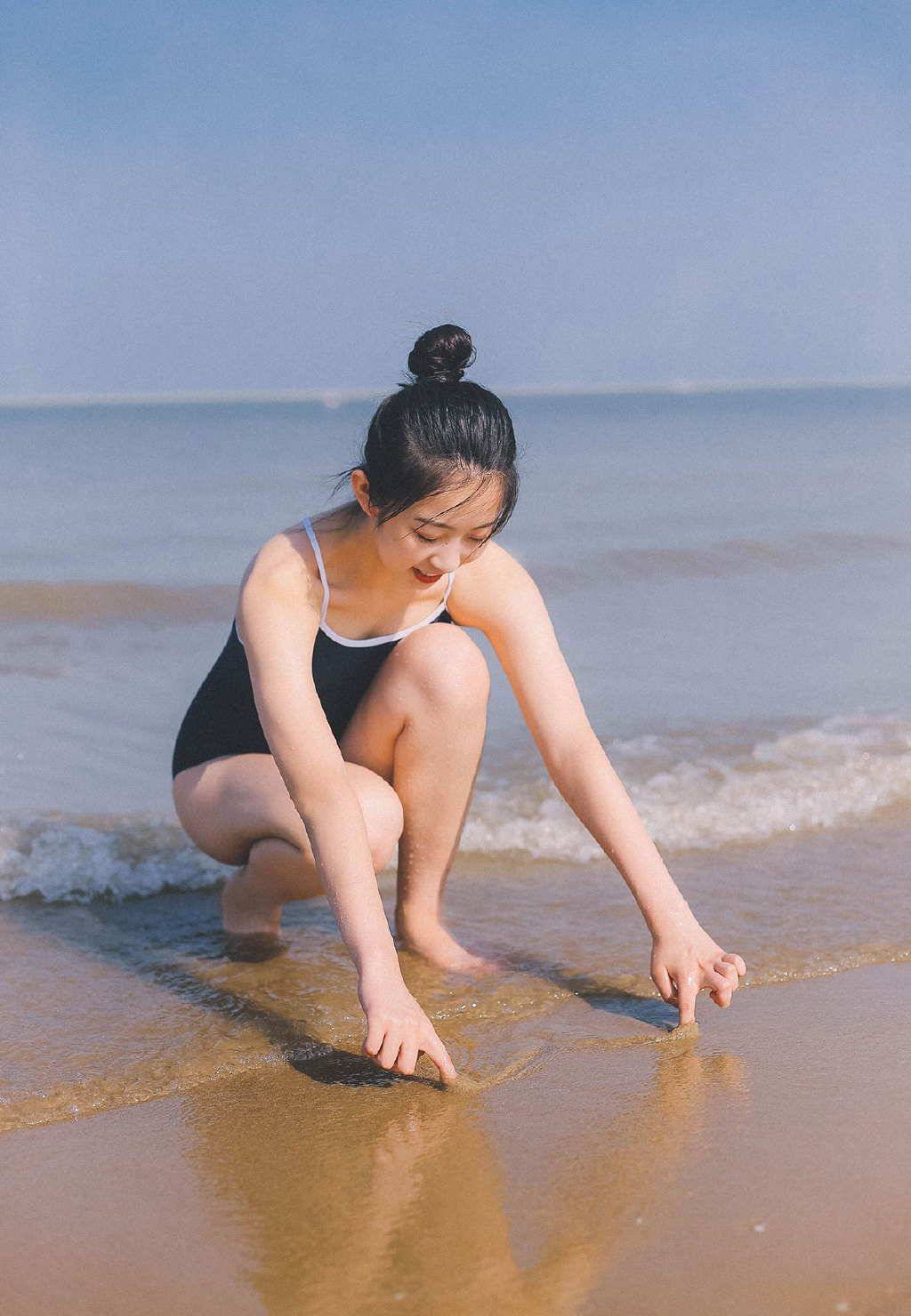 泳衣美女海边灵动诱人写真照图片