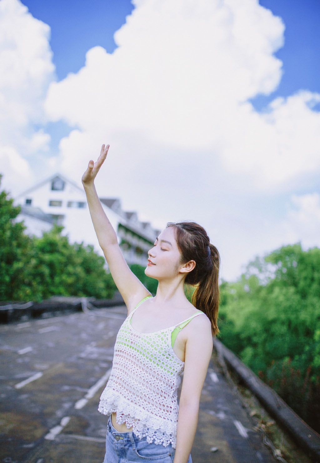 低胸装吊带美女妖娆性感撩人诱惑写真