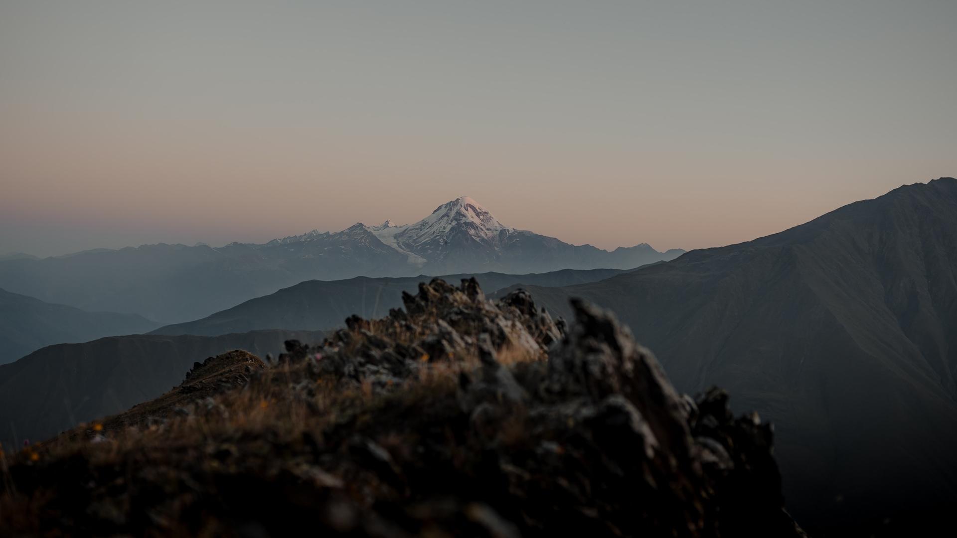 崇山峻岭的山峰美景壁纸