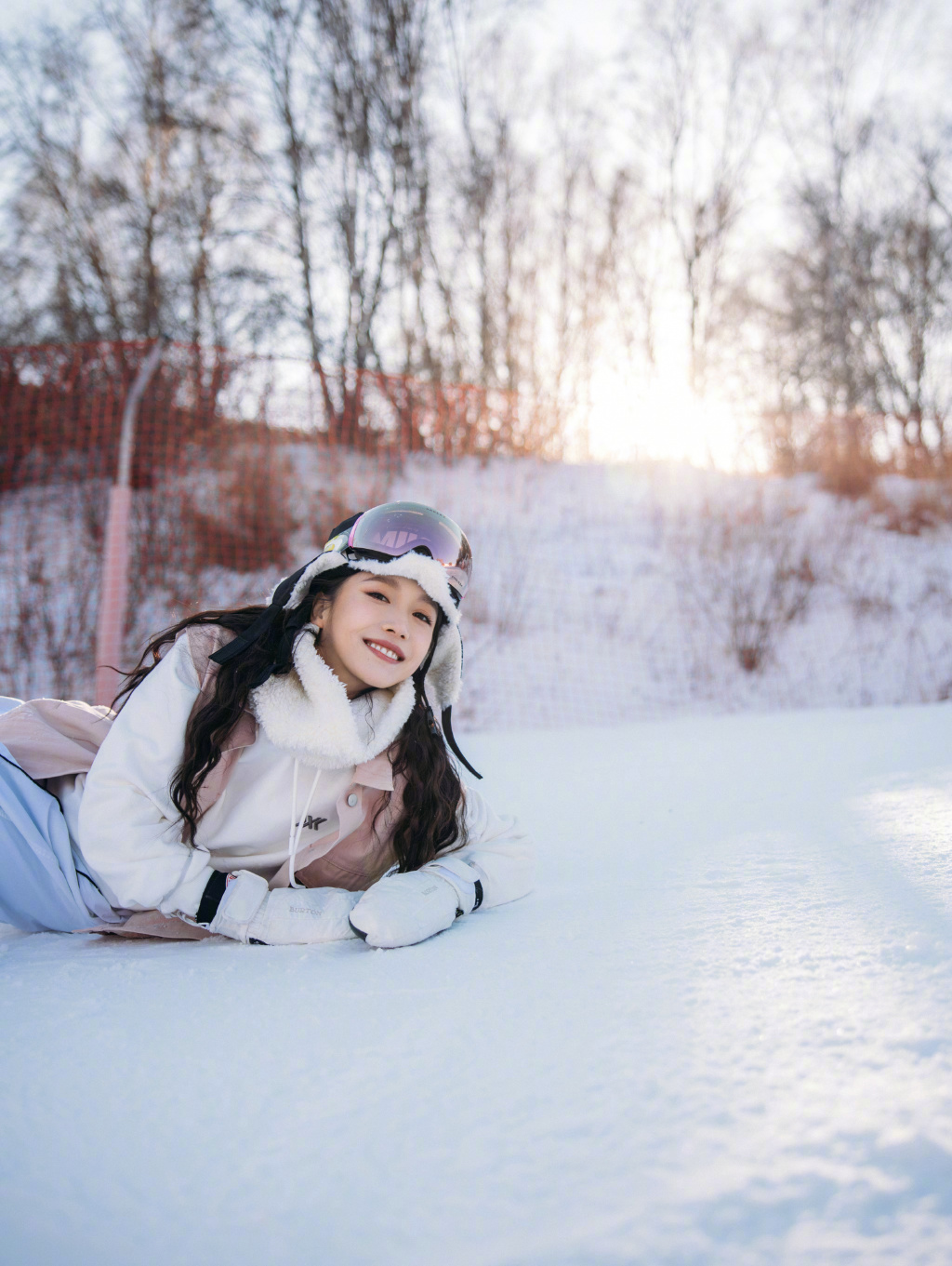 姜贞羽滑雪场温暖冬日写真