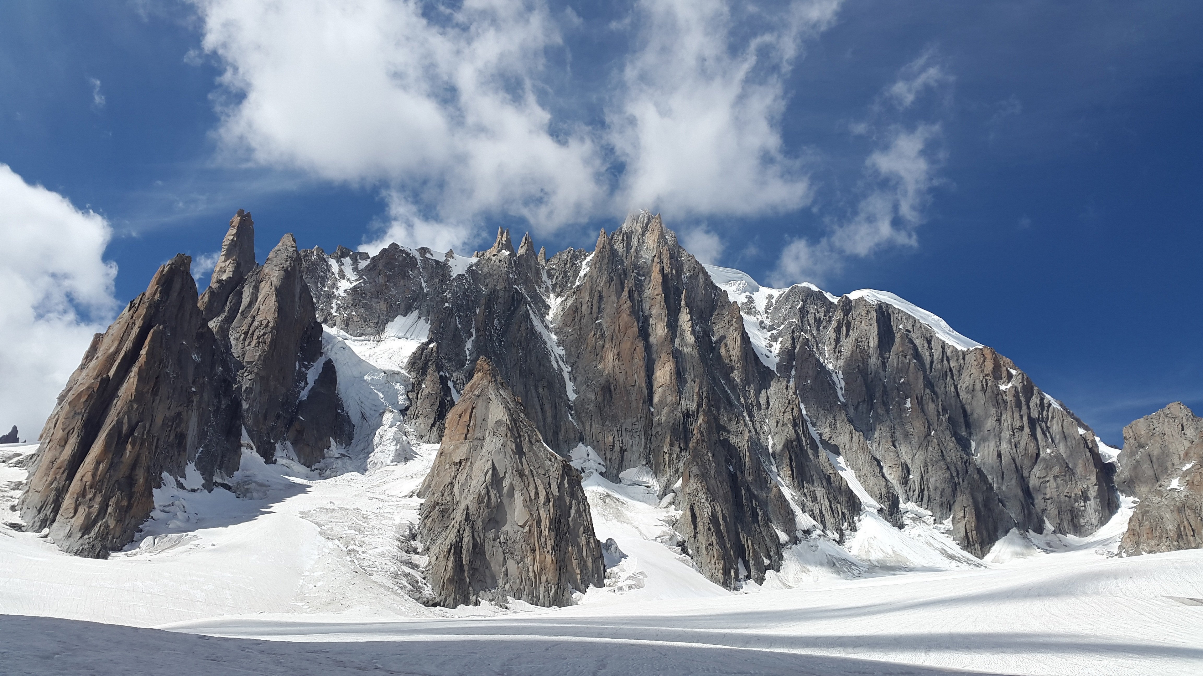 勃朗峰雪景图片桌面壁纸