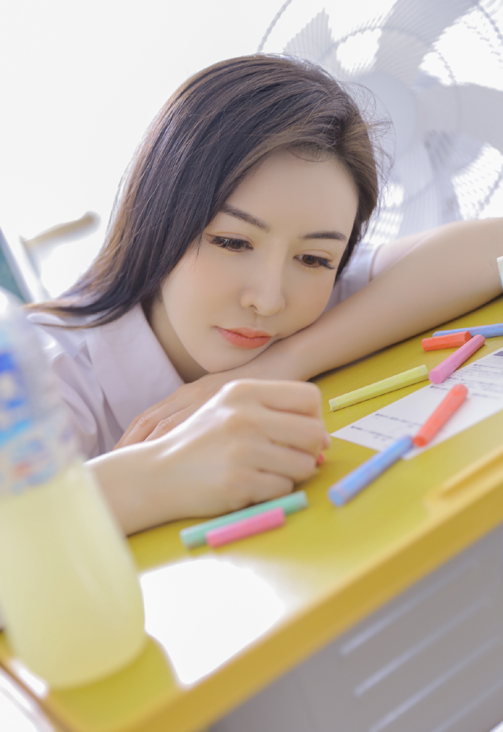 白皙清秀少女性感撩人写真