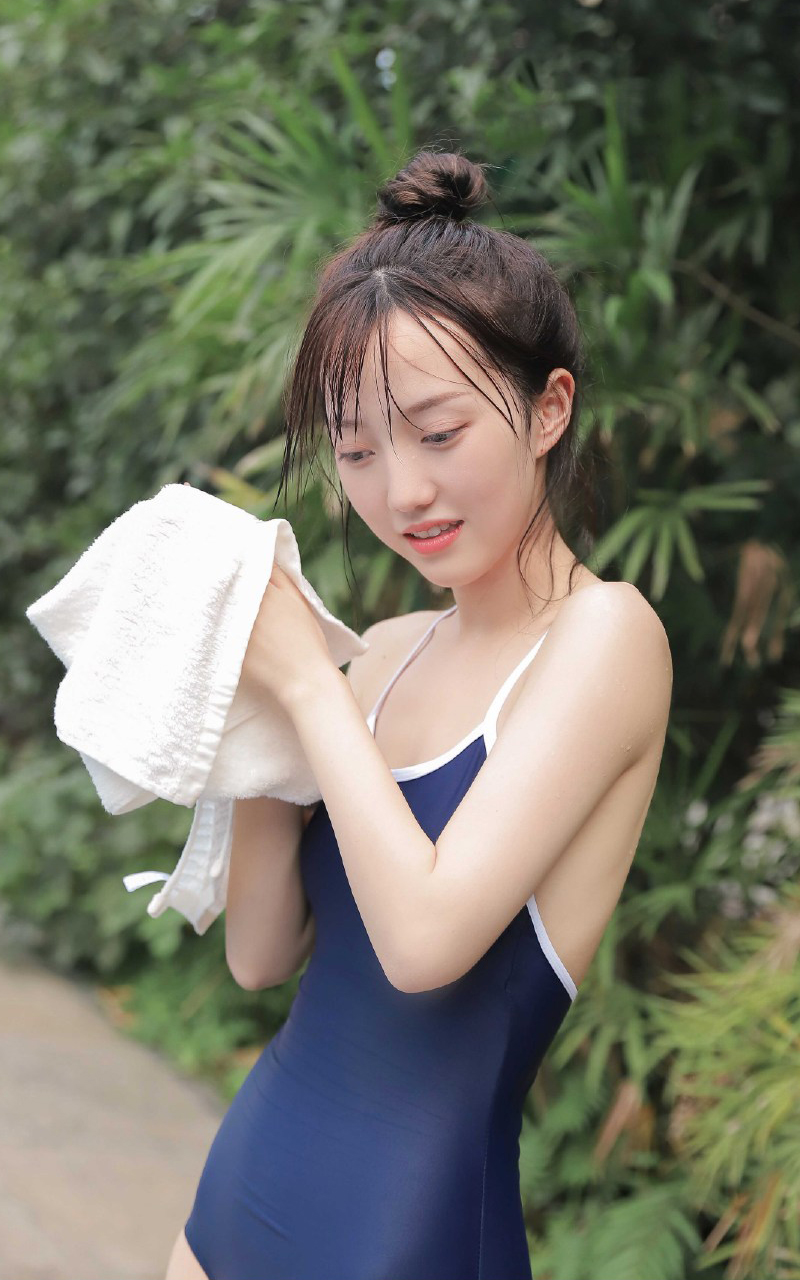 泳池边泳衣美女性感养眼写真