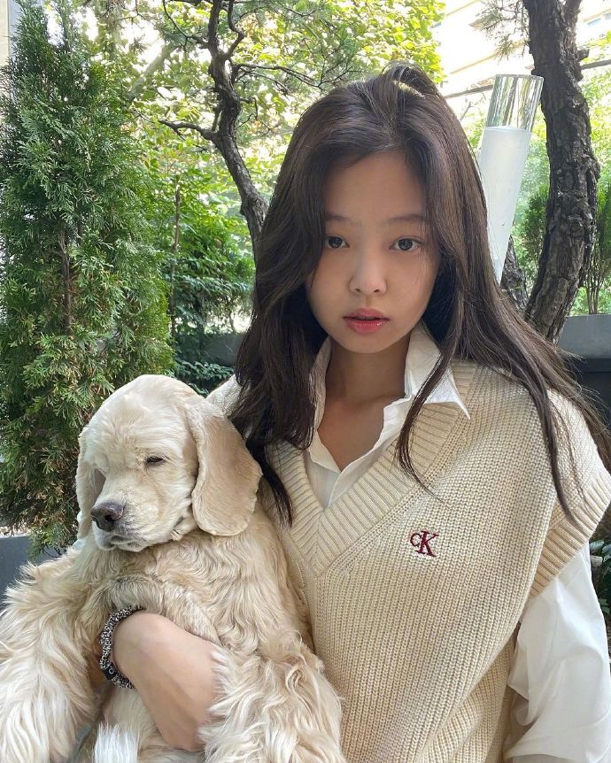 JENNIE白色背心假日造型