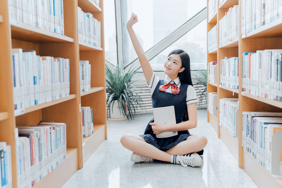 四川校花美女图书馆唯美制服写真