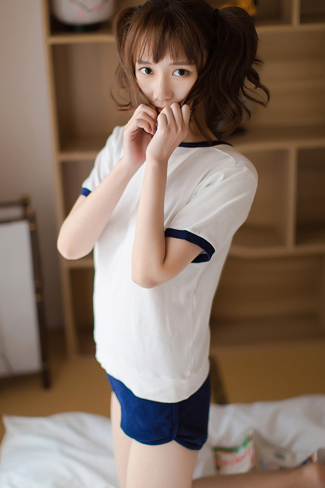 俏皮马尾辫女孩运动体操服性感写真