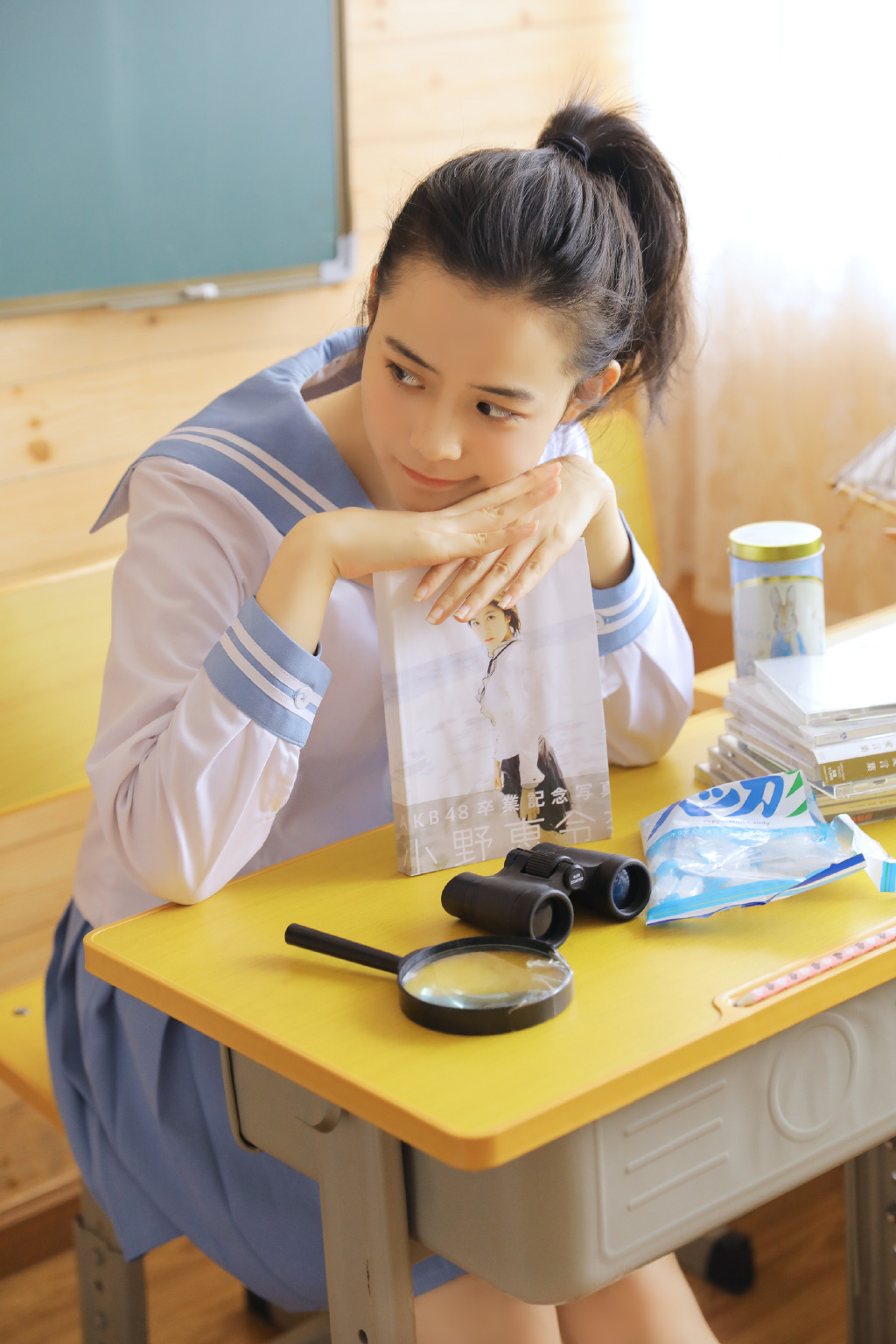 性感高清制服美女教室写真照图片