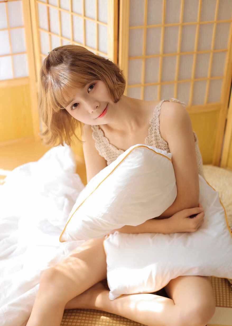 短发美女性感撩人私房美女写真