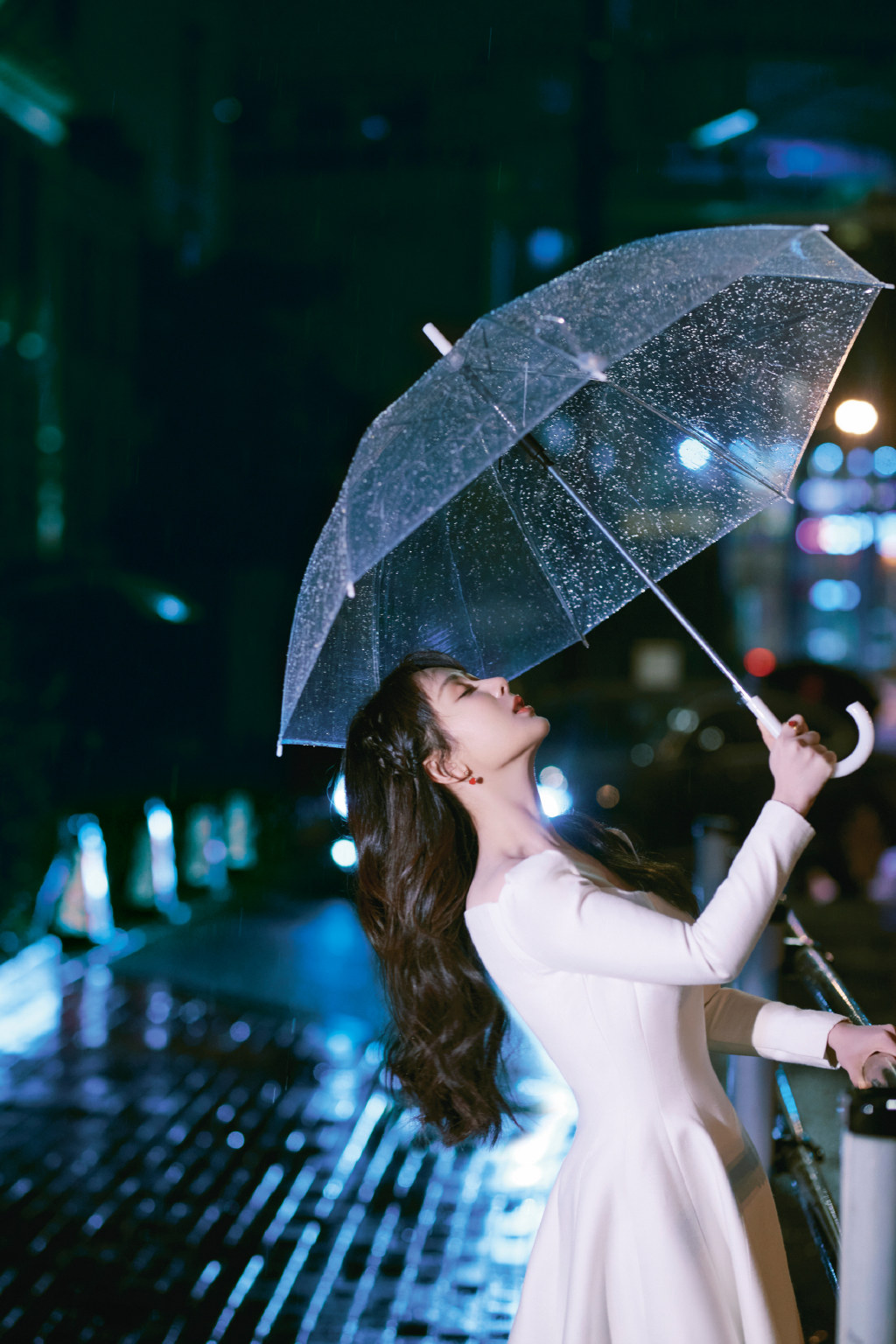 杨紫漫步街头唯美雨伞夜拍写真图片