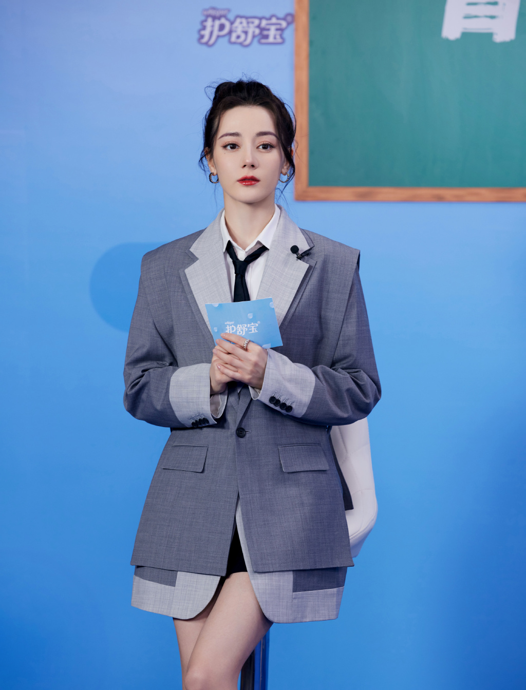 美女迪丽热巴学院制服写真图片