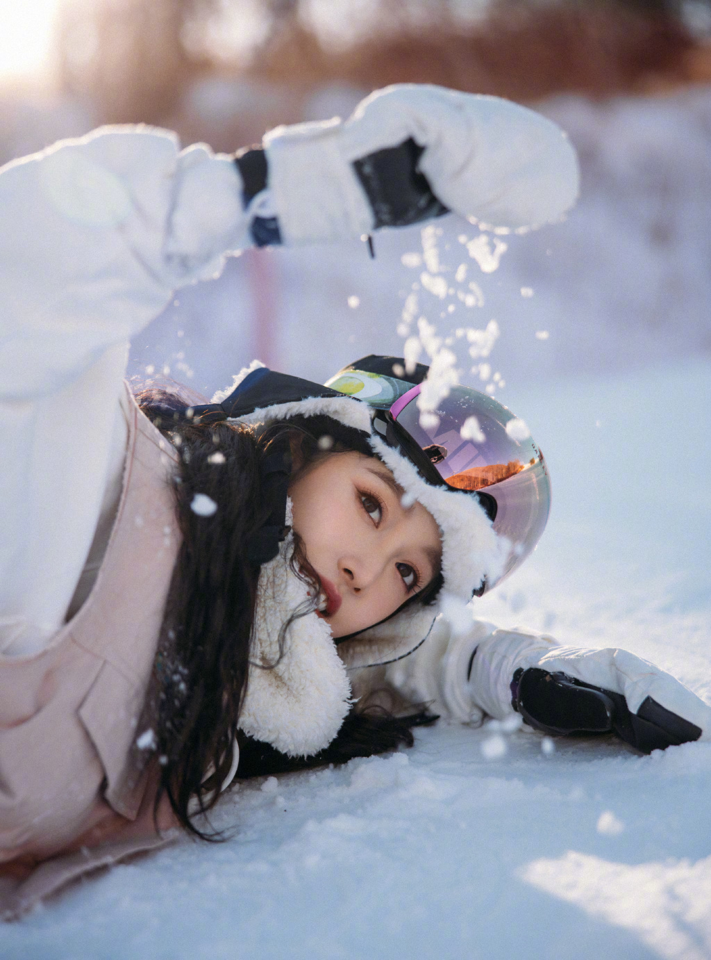 姜贞羽滑雪场温暖冬日写真