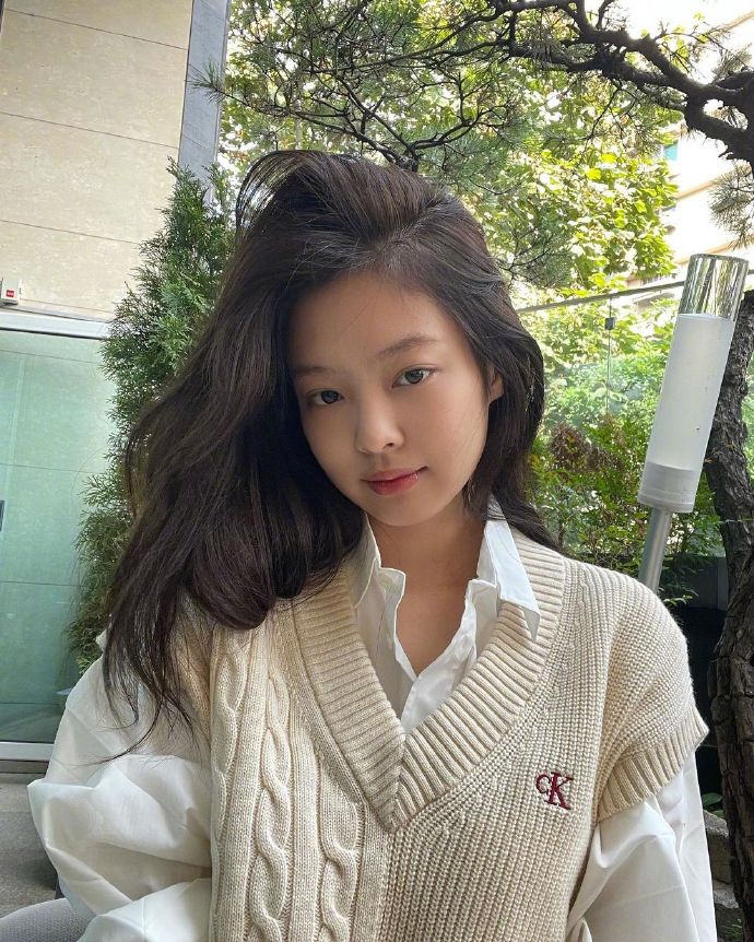 JENNIE白色背心假日造型