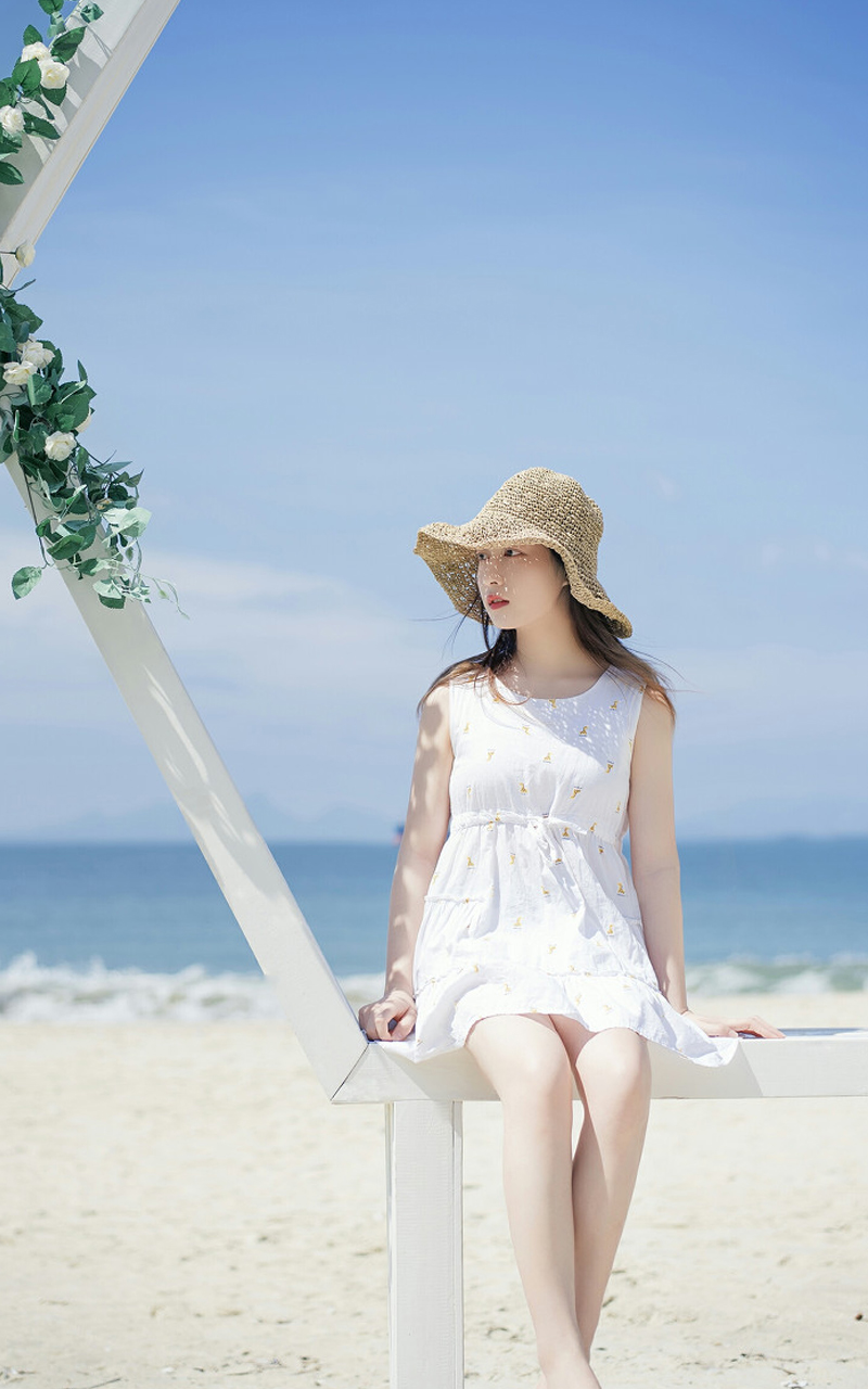 夏日海边草帽美女手机壁纸