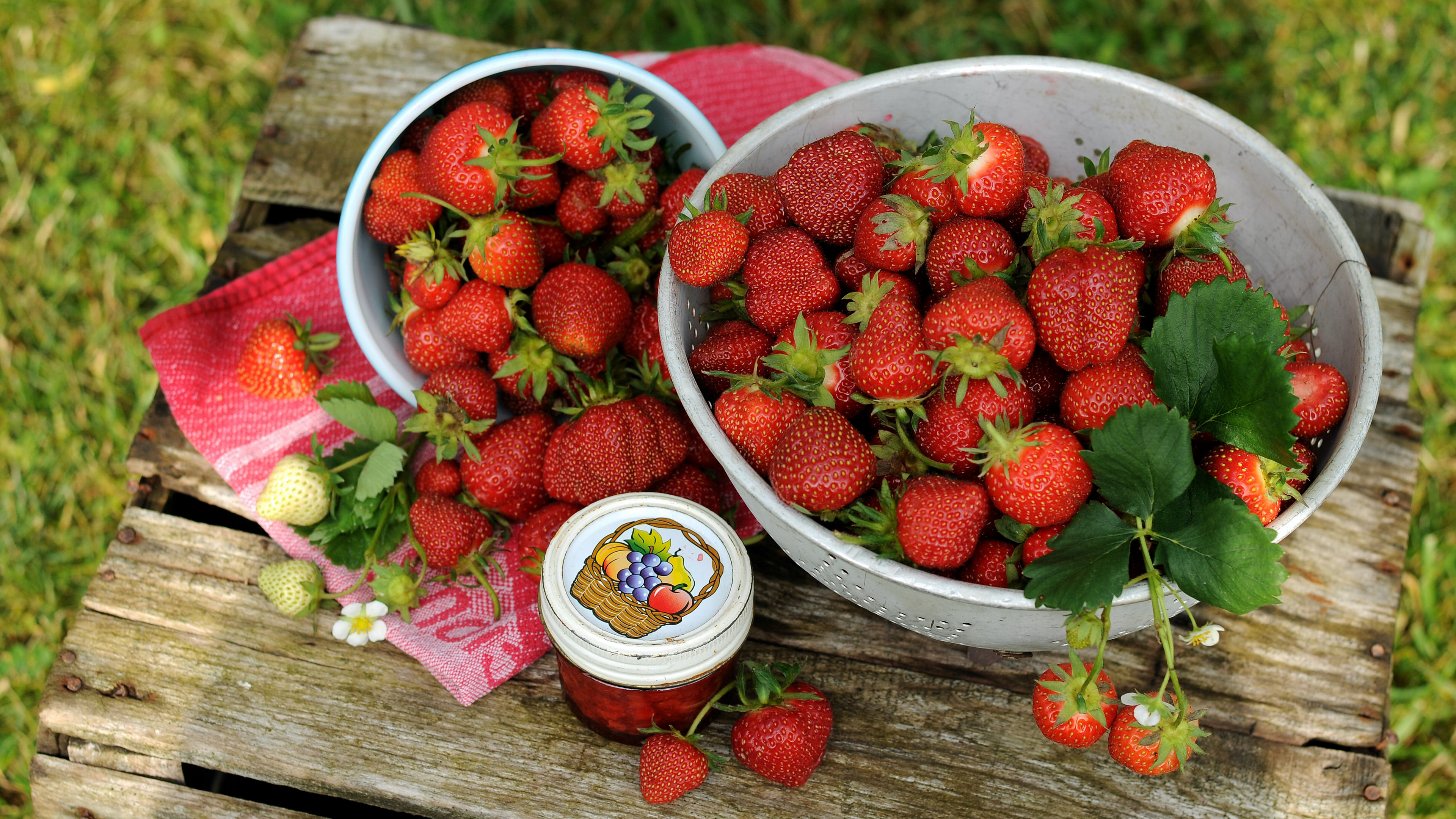酸酸甜甜的草莓图片桌面壁纸