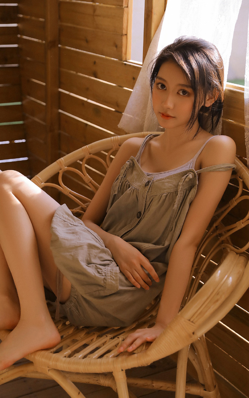 大眼美女嫩模妖娆美腿性感写真