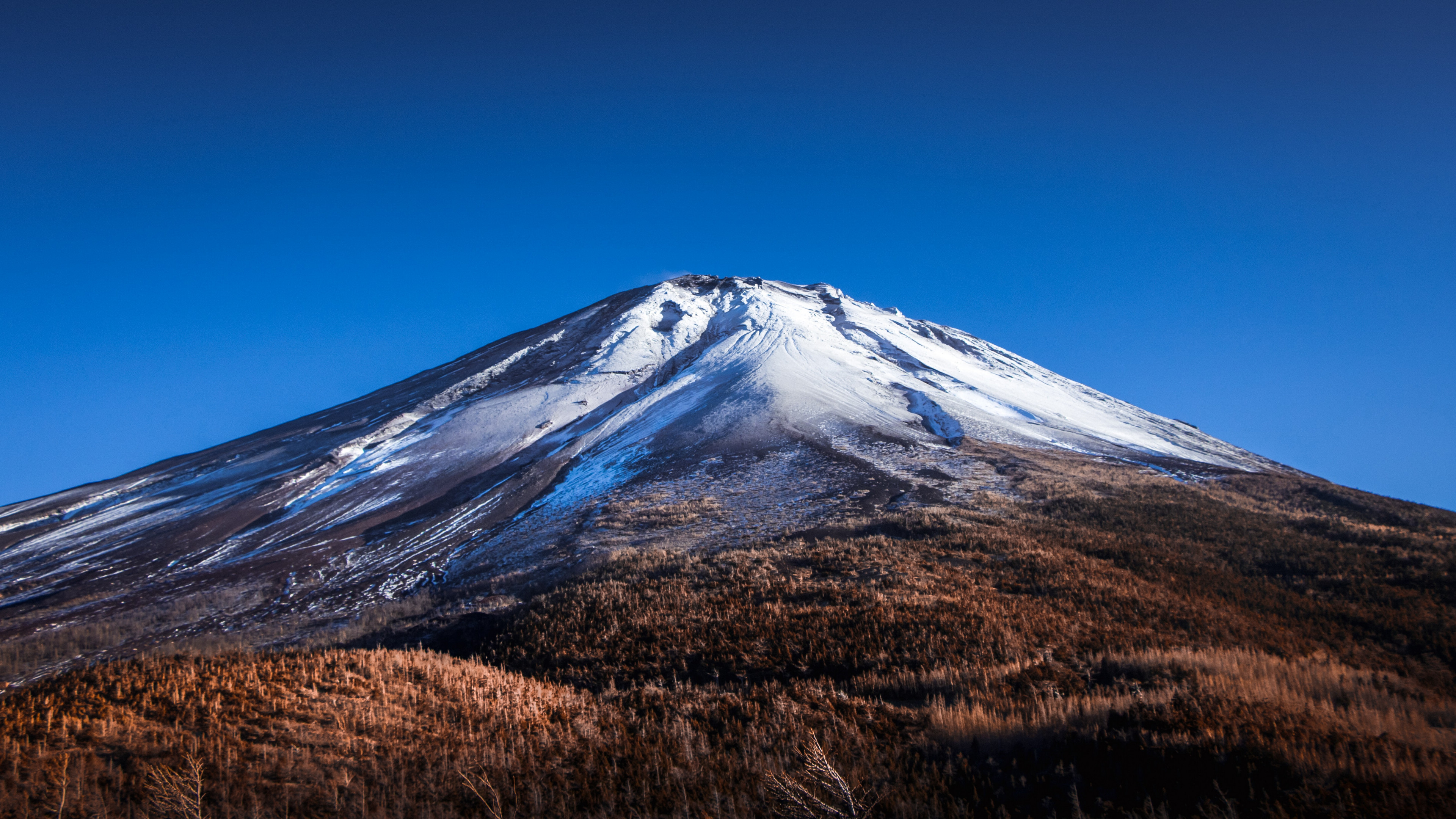 远处的火山风景摄影壁纸