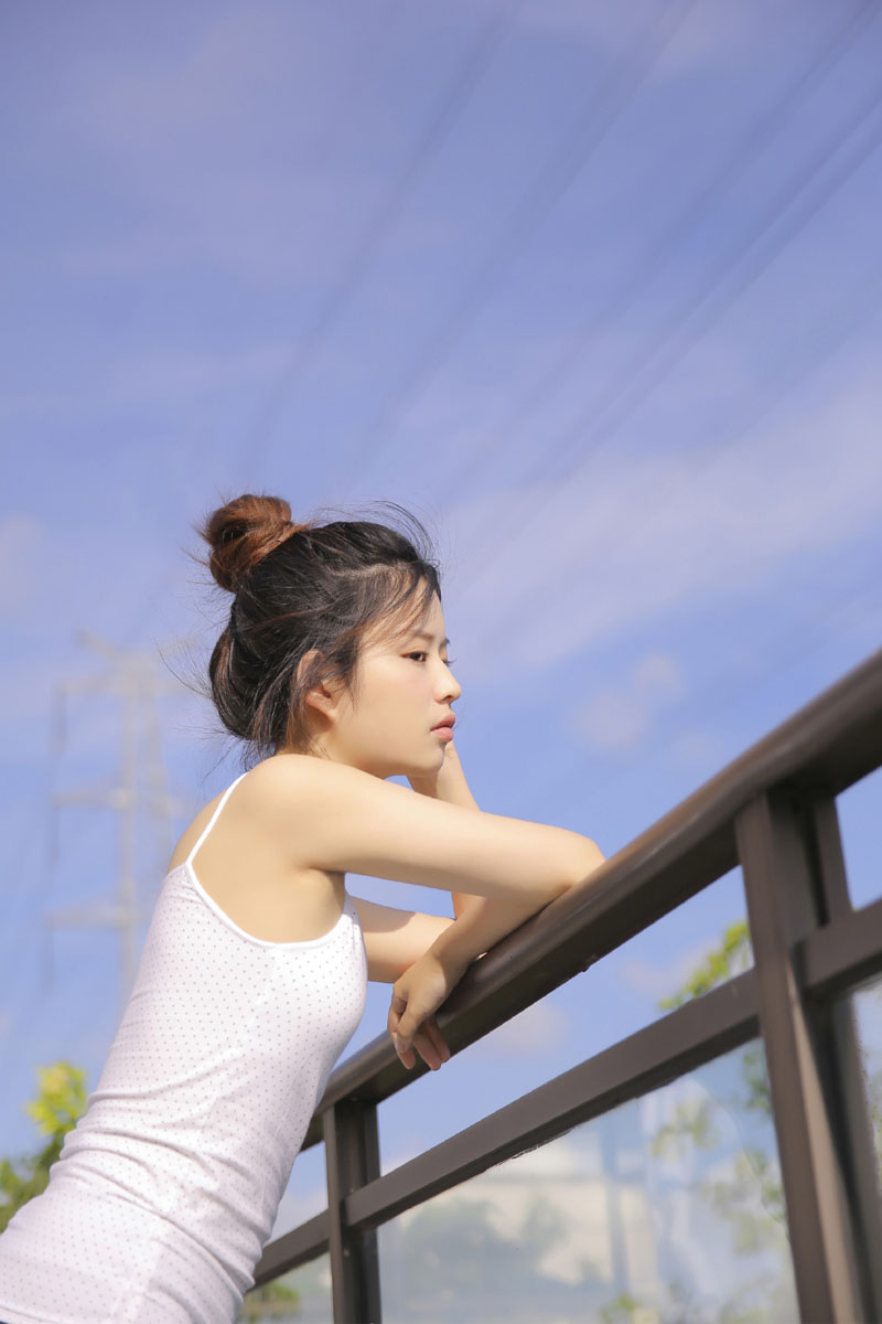 沙滩美女白嫩肌肤性感吊带写真