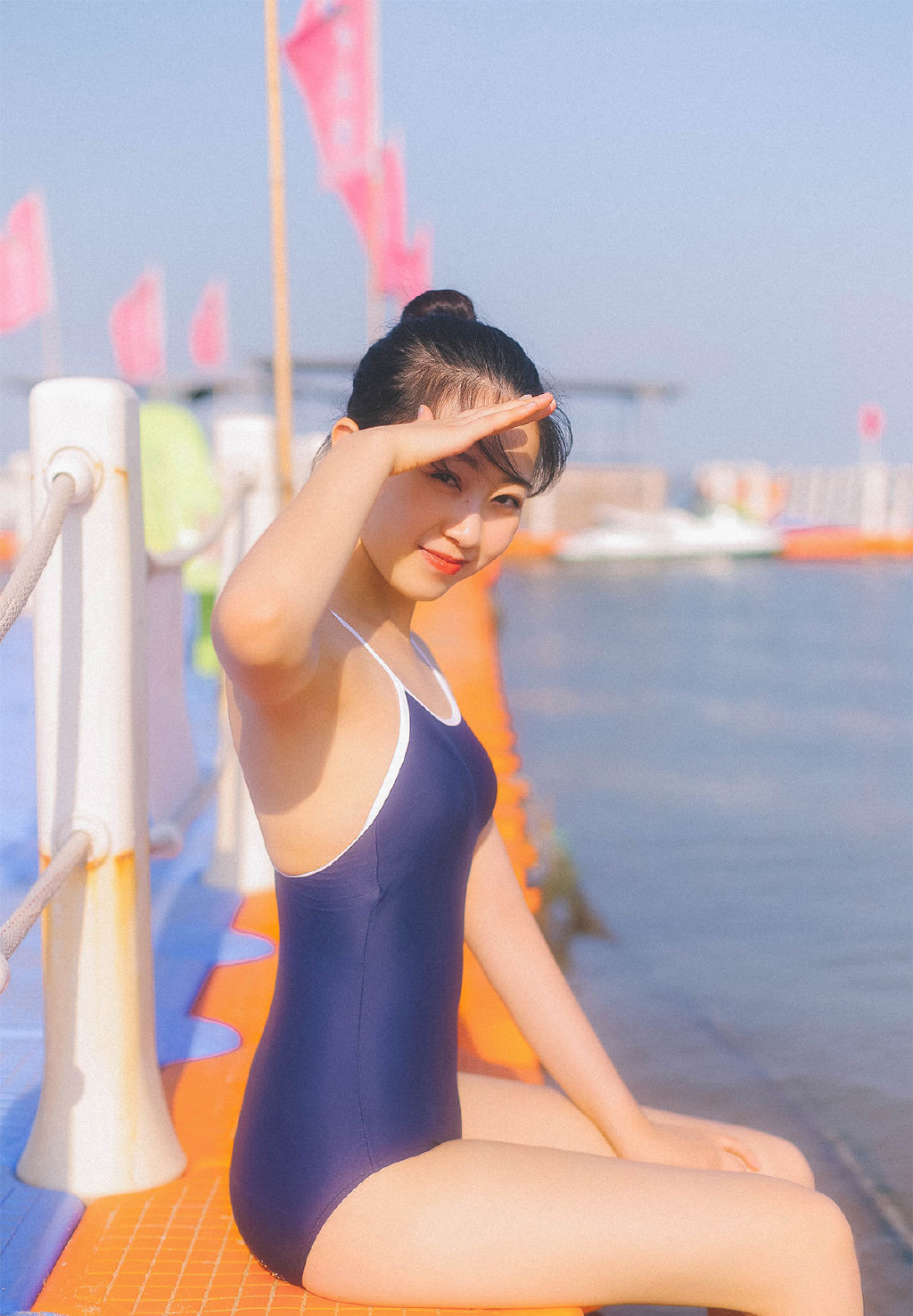 泳衣美女海边灵动诱人写真照图片