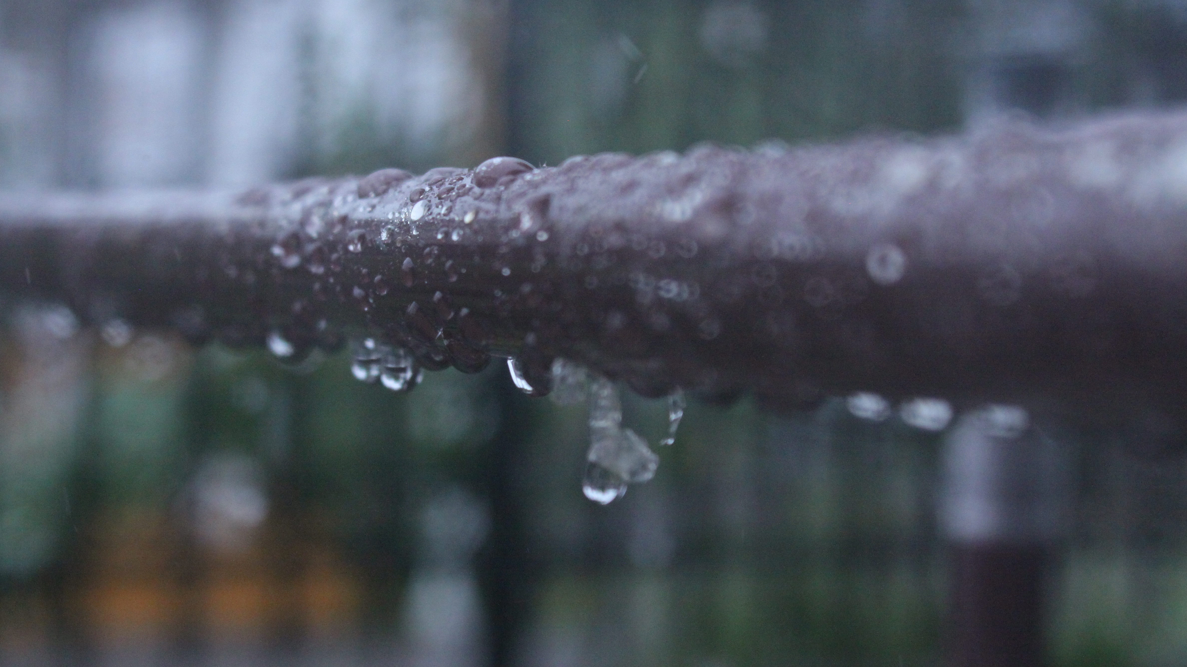 倾盆大雨唯美图片桌面壁纸